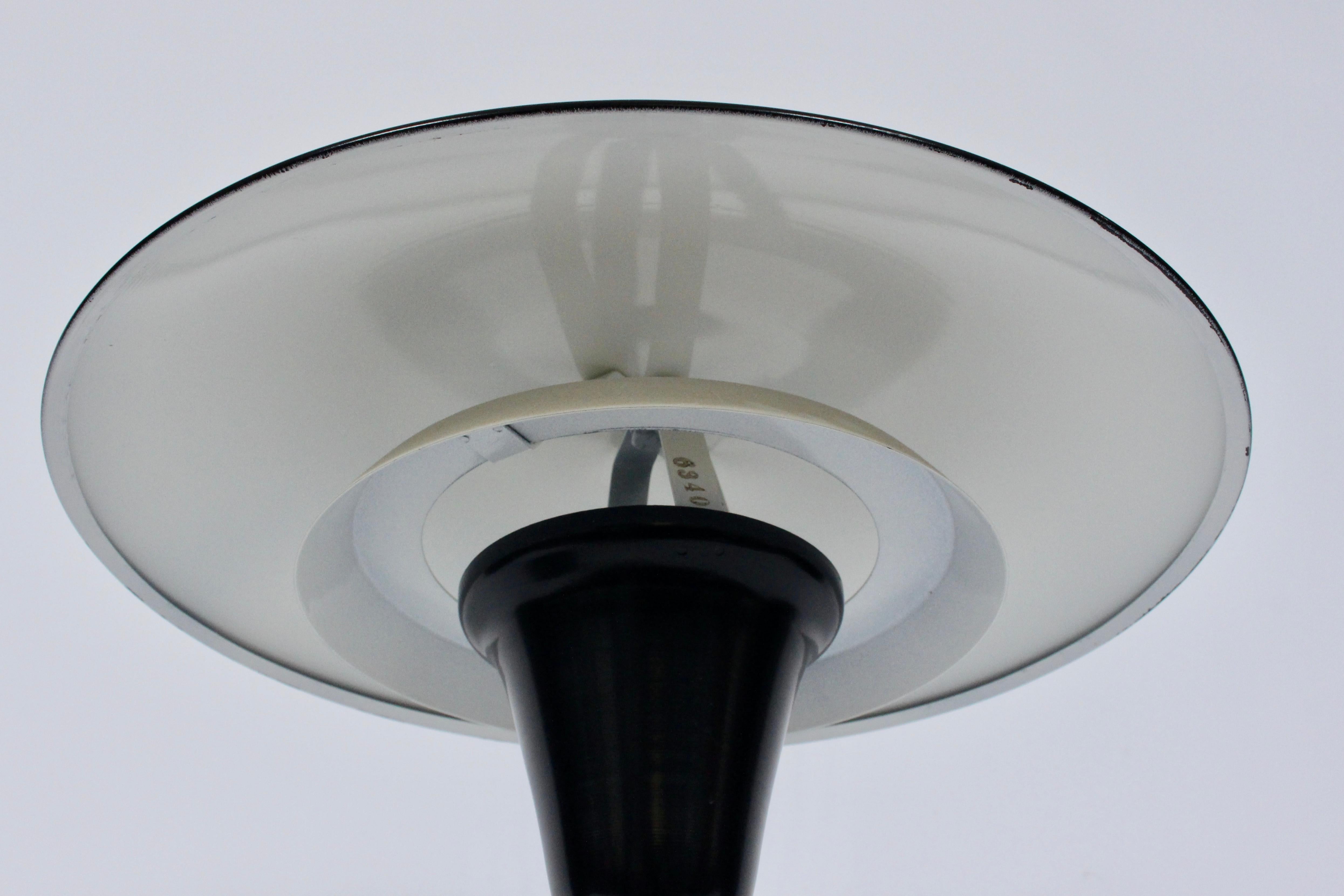 Métal Art Specialty Co. Lampe de bureau « Flying Saucer » noire et blanche, vers 1960 en vente