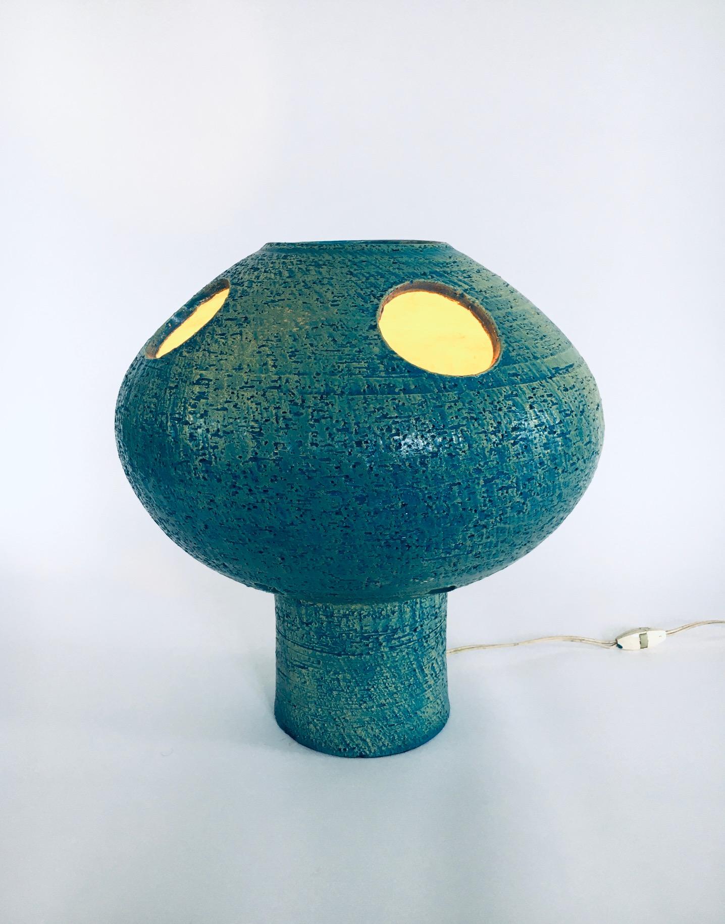 Vintage Brutalist Midcentury Dutch Design Art Studio Pottery Ceramic MUSHROOM Table Lamp. Fabriqué aux Pays-Bas, dans les années 1960. Grand lampadaire ou lampe de table en émaux turquoise / vert menthe avec émail jaune à l'intérieur. Cette lampe en