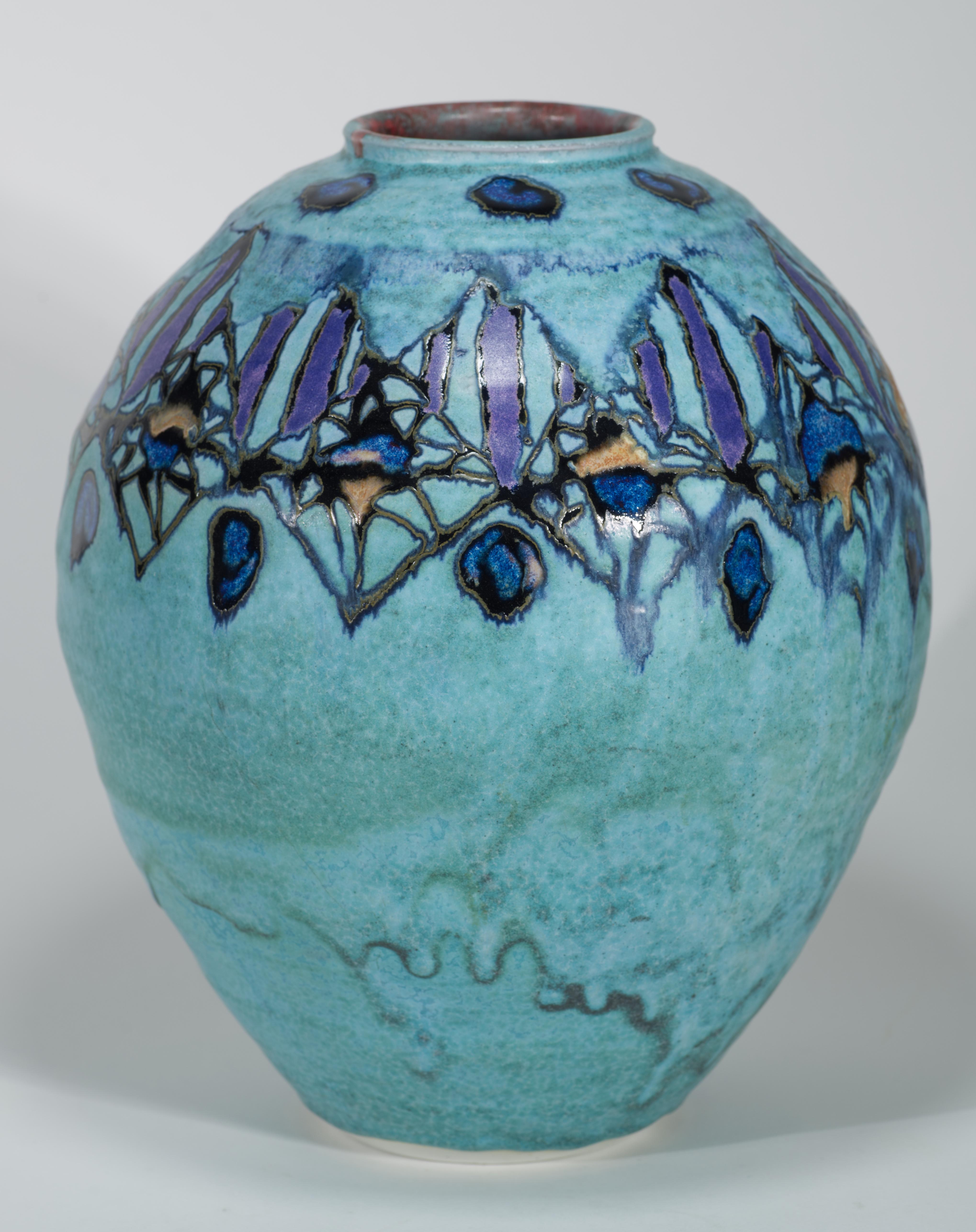  Il grande vaso in ceramica vintage è decorato con un bordo grafico astratto, dipinto a mano con accenti di smalto multistrato, su un complesso sfondo di smalto blu con elementi di smalto a goccia. Il posizionamento del bordo principale accentua la