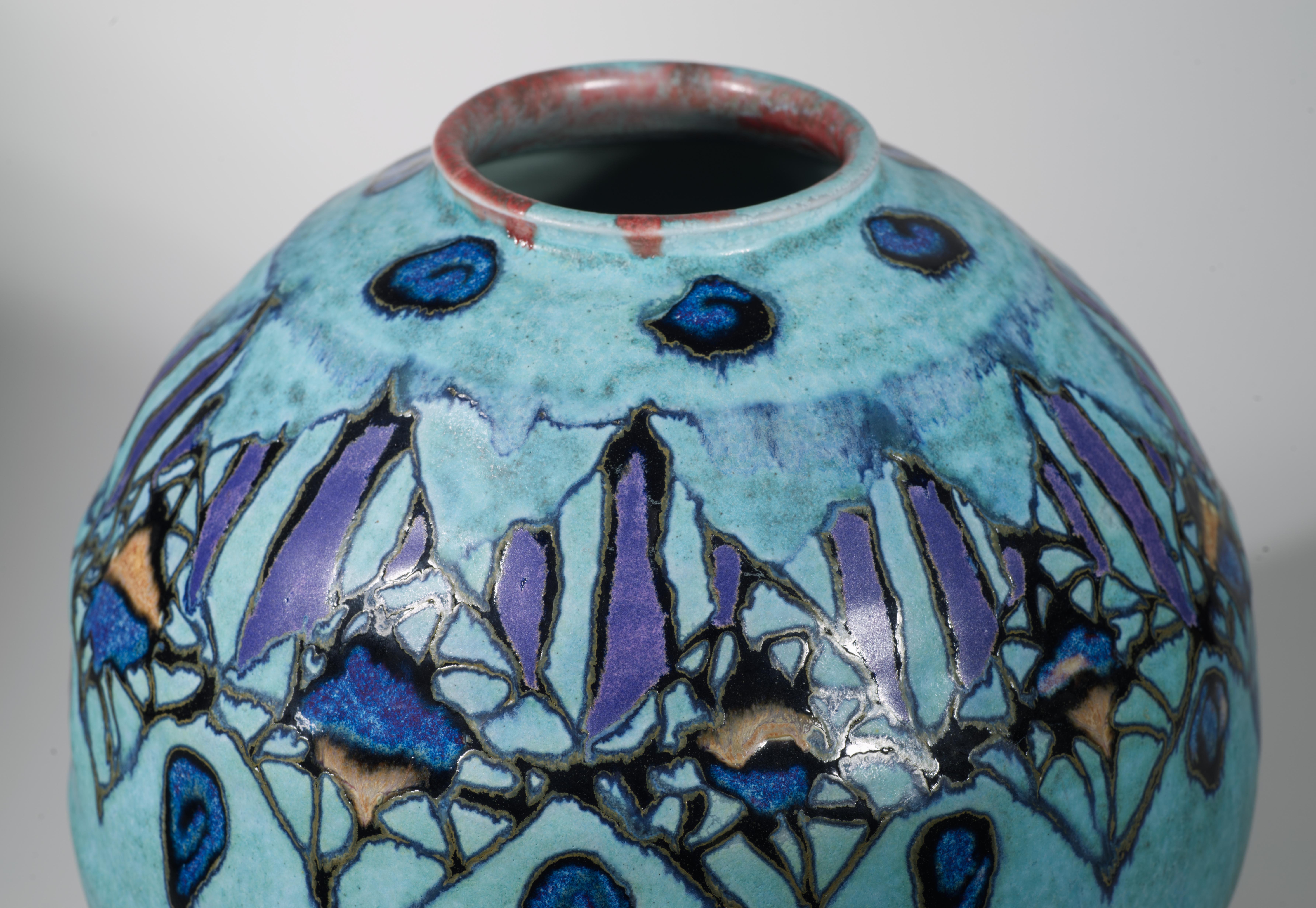 XX secolo Studio Pottery Vaso modernista con decorazioni astratte e smalto a goccia in vendita