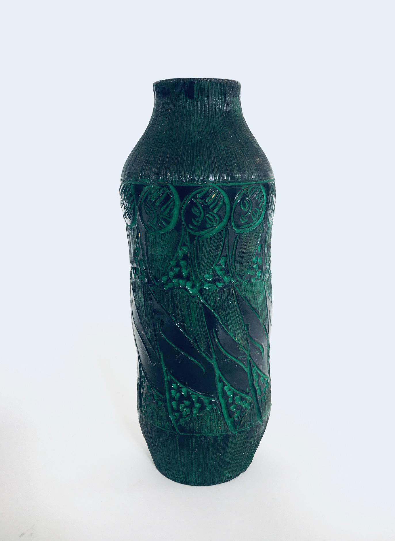Vintage Art Pottery Studio Vase von Fratelli Fanciullacci. Hergestellt in Italien, 1960er Jahre. Signiert; Italien auf der Unterseite. Schwarz und grün geschnitzte Vase mit Frauenfiguren und Streifen. Eine seltene Vase und ein seltenes Modell. Dies
