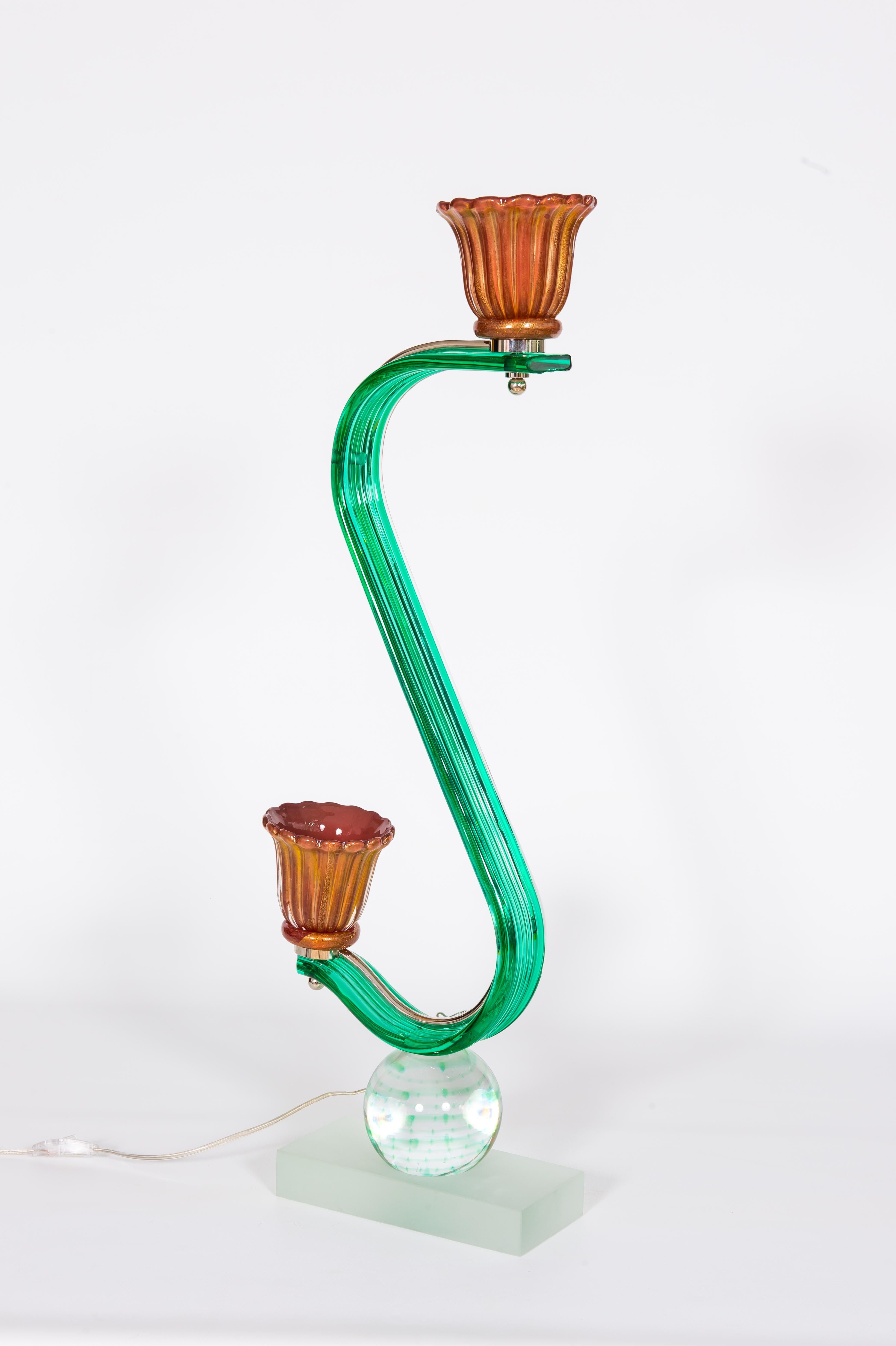 XXIe siècle et contemporain Lampe de bureau d'art en cristal vert et verre de Murano de couleur corail, contemporaine en vente