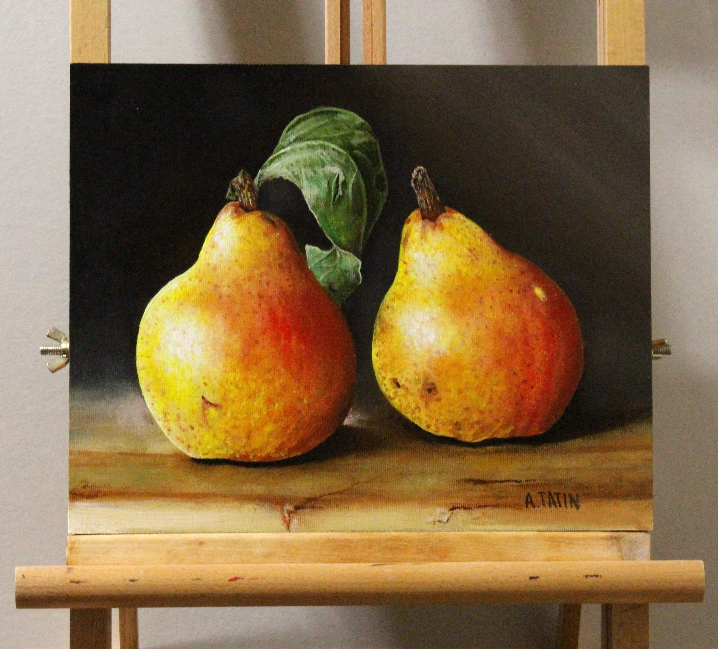<p>Commenti dell'artista<br>Due pere poggiano su una superficie di legno. La luce accentua la loro pelle gialla con macchie rossastre e le loro forme sinuose. Una foglia arricciata adorna uno dei frutti. L'artista Artistics Tatin ha dipinto questa