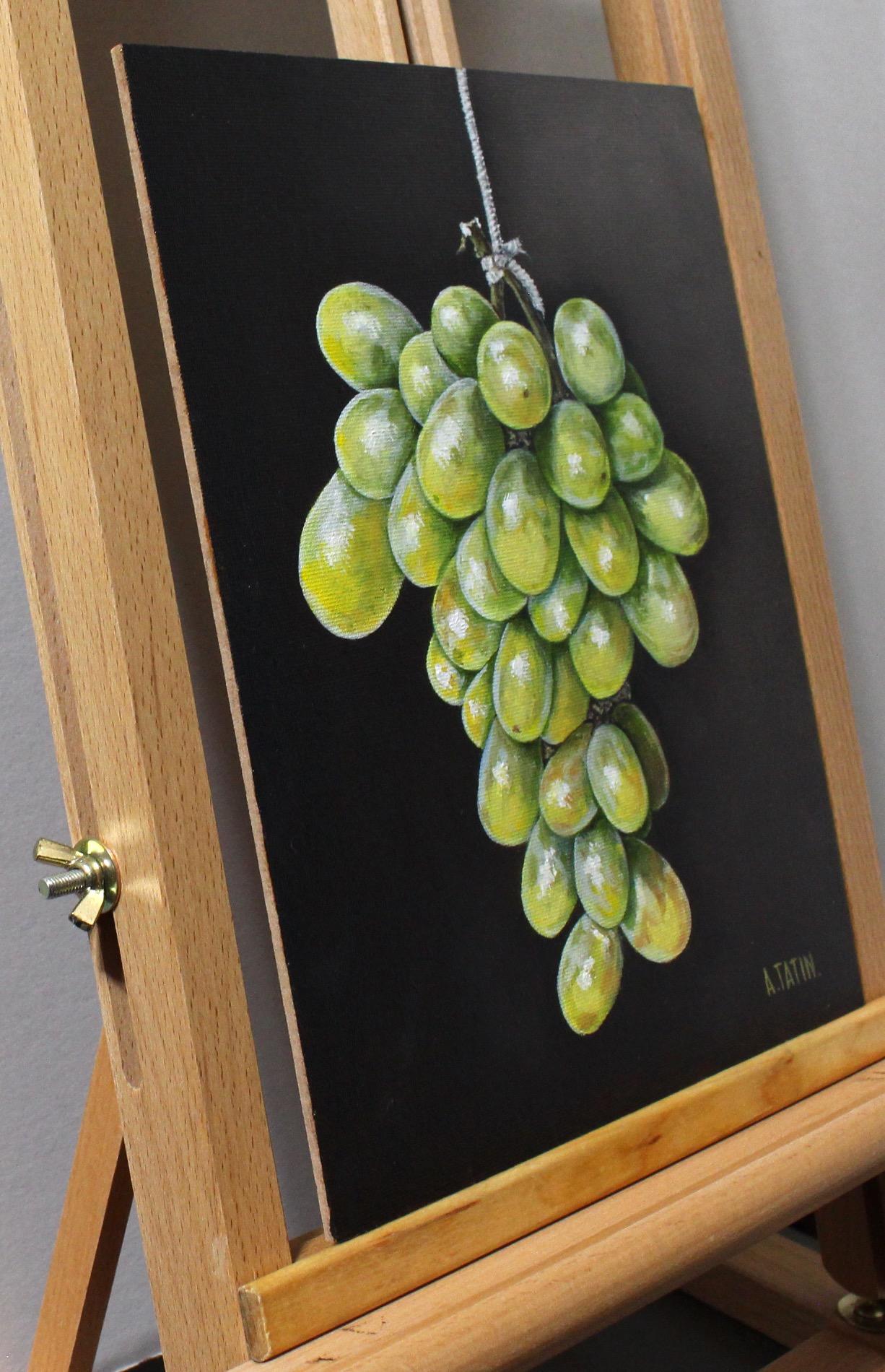 Green Grapes, Oil Painting - Black Still-Life Painting by Art Tatin