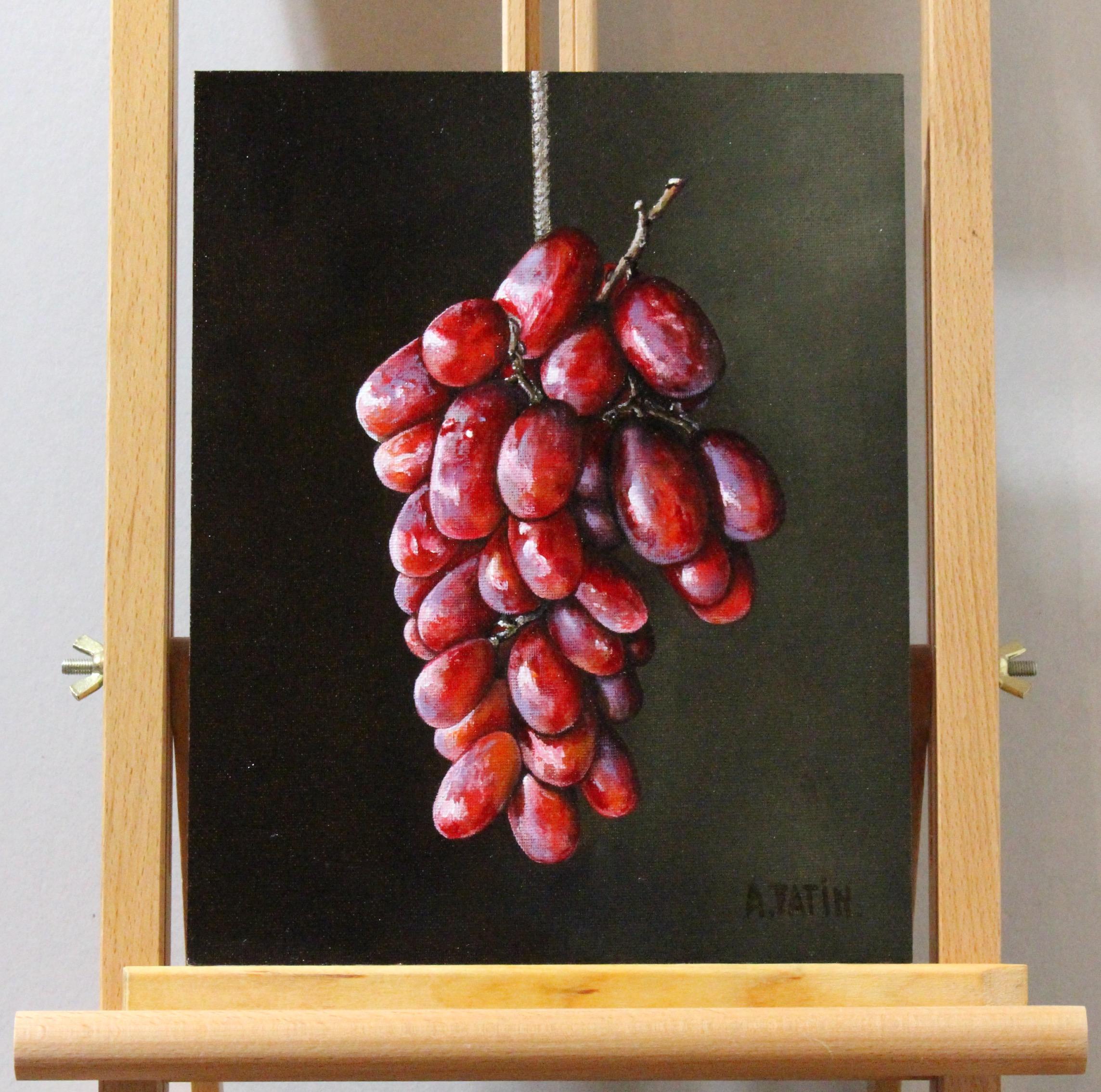 <p>Commentaires de l'artiste<br>Une grappe de raisin rouge s'illumine de l'intérieur, ressemblant à de minuscules ampoules électriques. L'œuvre d'art représente leur forme classique et leur translucidité avec des taches blanches et violettes sur