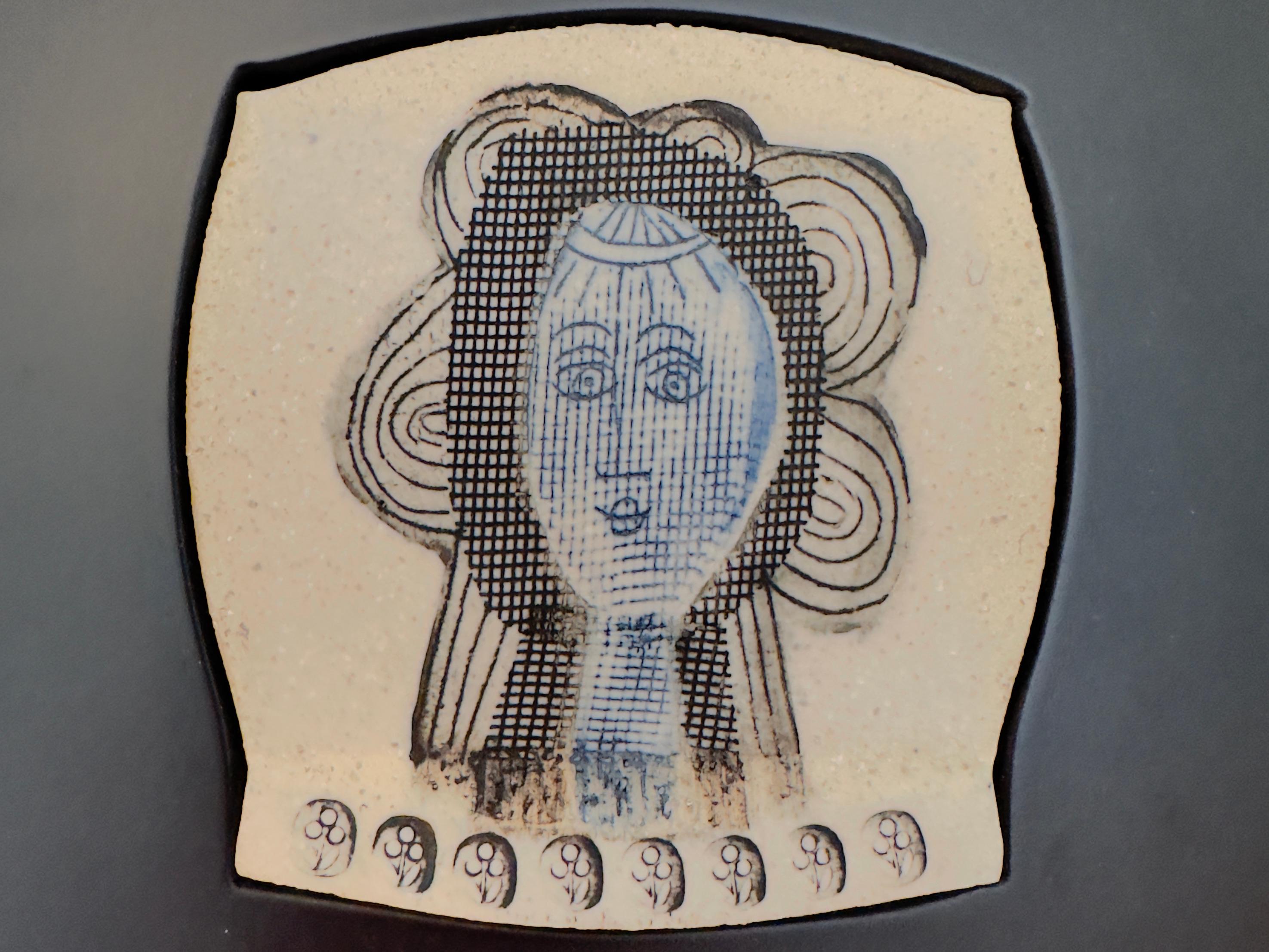 Charmantes Porträt auf geprägtem Steingut mit Oxiddekor und auf der Rückseite signiert.

Rahmen aus schwarz lackiertem Holz.

Perfekter Originalzustand.


Über den Künstler 

Roger Capron (1922-2006) ist einer der herausragendsten Keramiker der