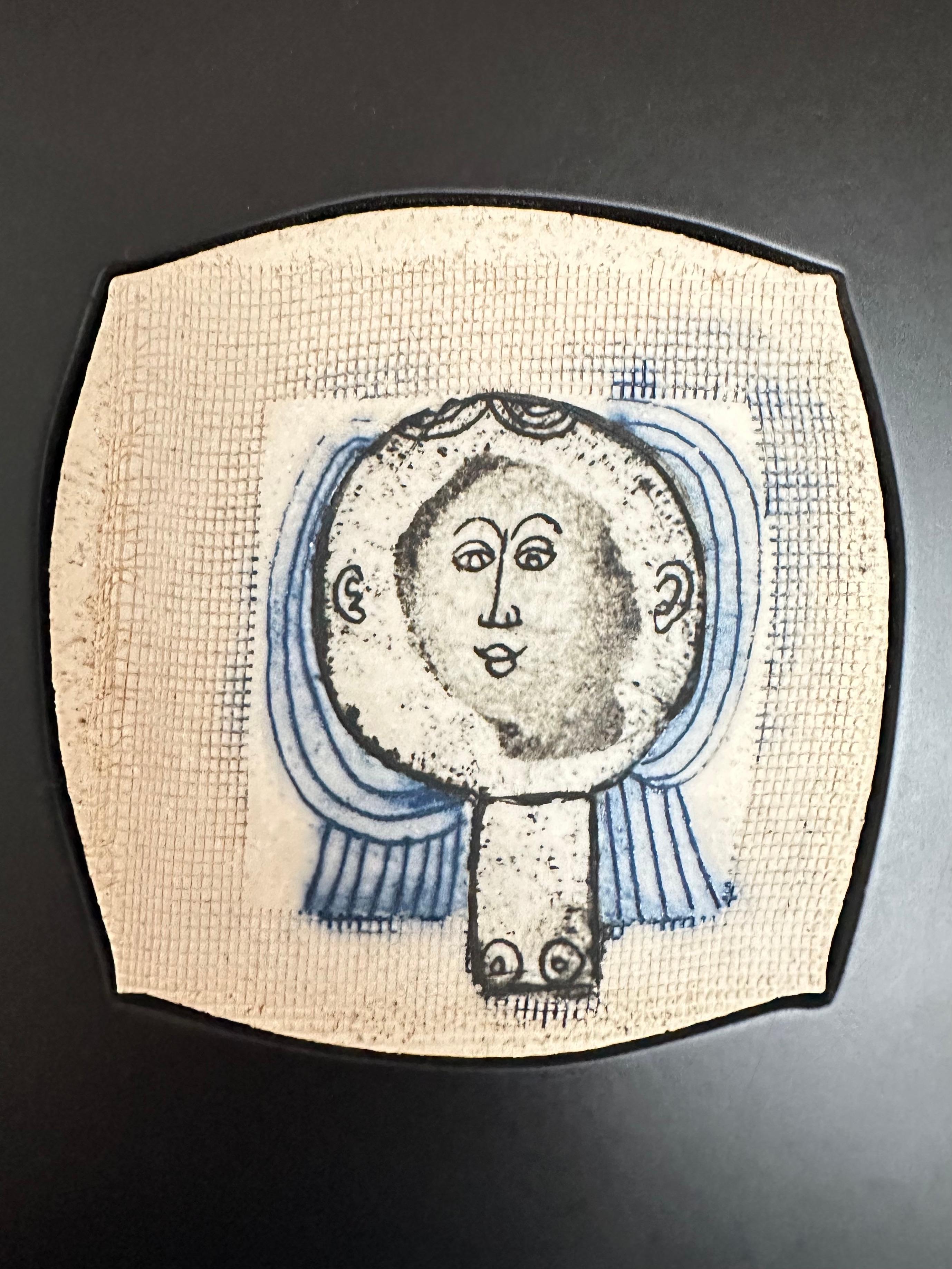 Charmant portrait réalisé sur grès estampé à décor d'oxydes et signé au verso.

Cadre en bois laqué noir.

Parfait état d'origine, juste un petit éclat sur le cadre -voir photo-.


À propos de l'artiste 

Roger Capron (1922-2006) est l'un des