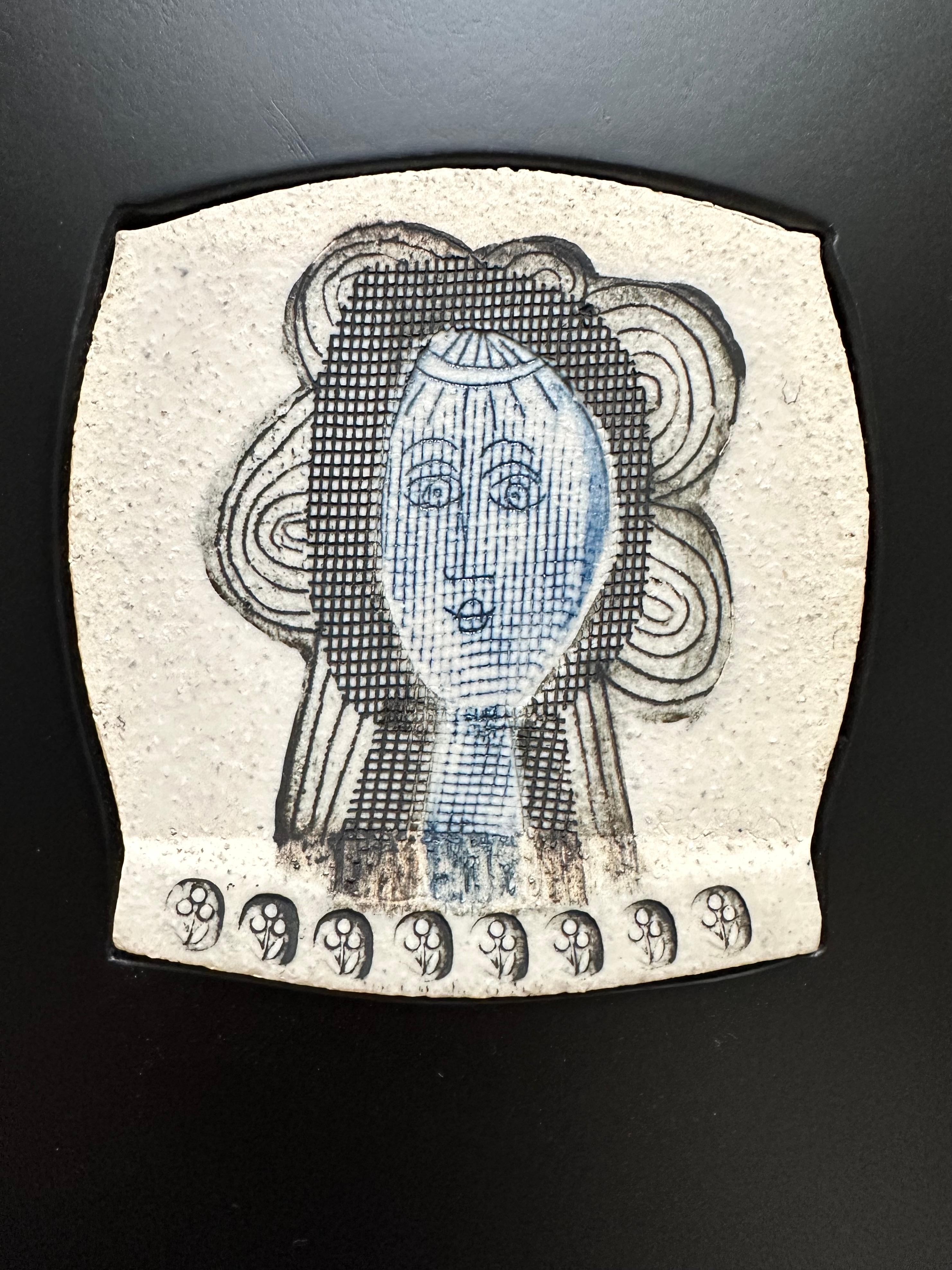 Encantador retrato realizado en gres estampado con decoración de óxidos y firmado en el reverso.

Marco de madera lacada en negro.

Perfecto estado original.


Sobre el artista 

Roger Capron (1922-2006) es uno de los ceramistas más destacados de la