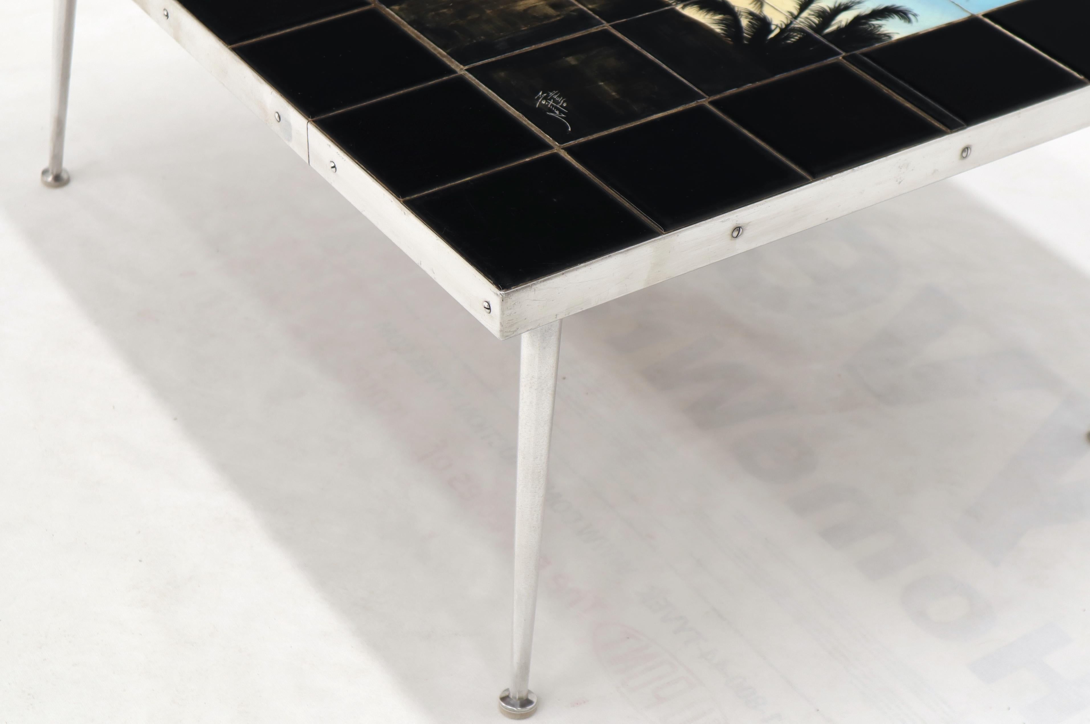 Métal Table basse moderne mi-siècle avec plateau en carreaux et pieds tournés représentant une scène de plage en vente