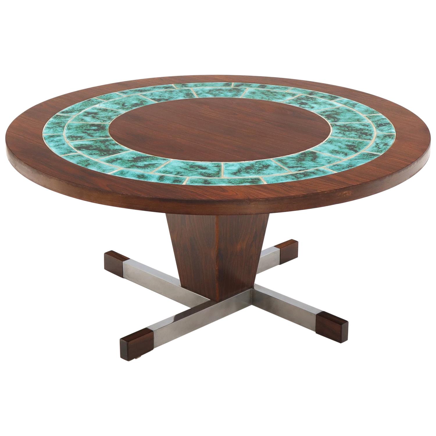 Mesa de centro redonda con tapa de azulejos artísticos y base cónica de palisandro