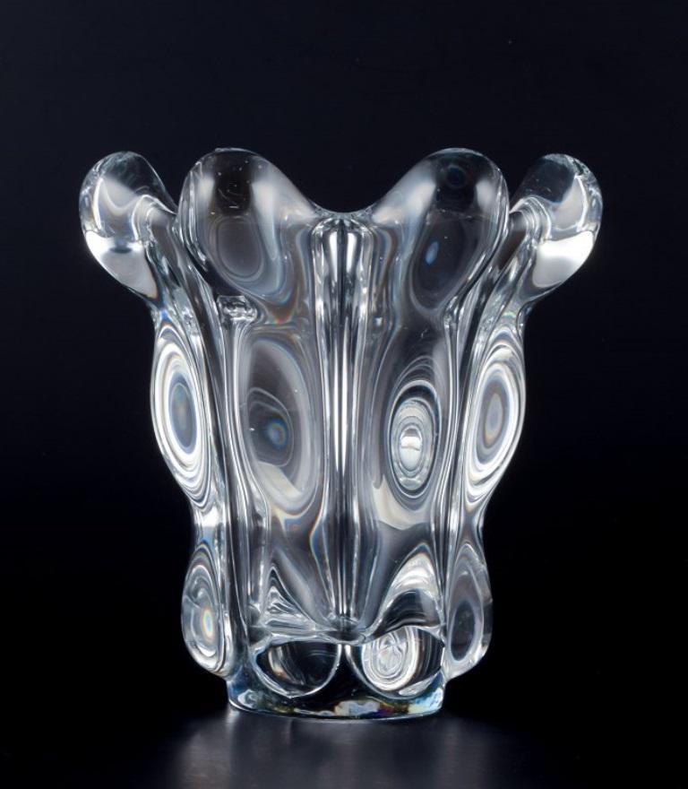 Art Vannes, Francia. Vaso in vetro artistico in cristallo. Art Déco.
Vetro trasparente. Realizzato a mano.
Anni '30/'40.
Contrassegnato.
Condizioni perfette.
Dimensioni: H. H. 15,0 cm. x P. 13,8 cm.

