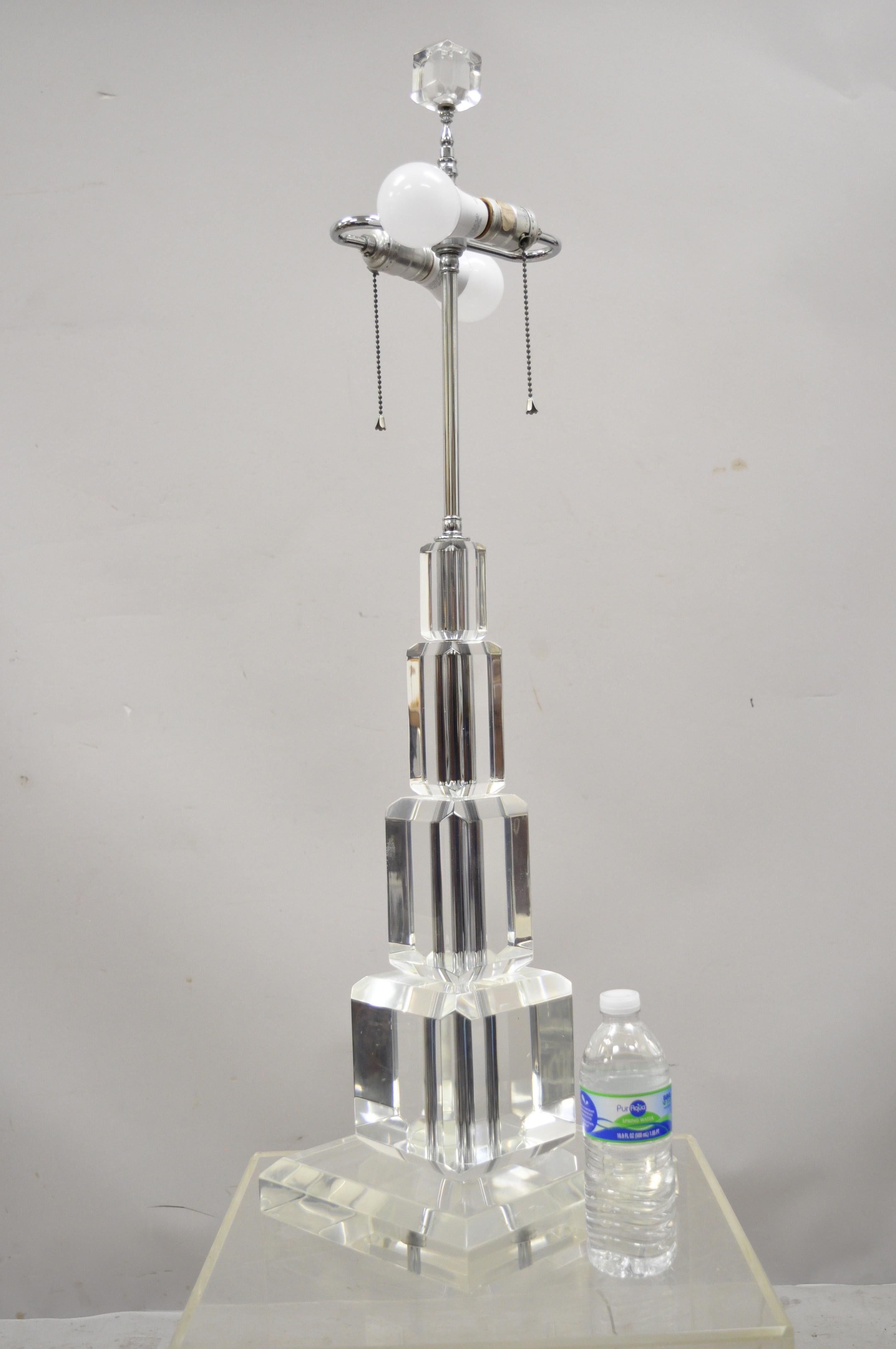 Art-Vue Inc. Lampe de table gratte-ciel empilée en acrylique Lucite de style moderne du milieu du siècle. L'objet présente une taille impressionnante, des montures chromées, un Label d'origine, un très bel objet vintage, un style et une forme
