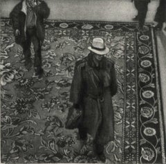 10 P.M. Dallas (Uomo con cappello cammina su un tappeto orientale in un hotel di Dallas)