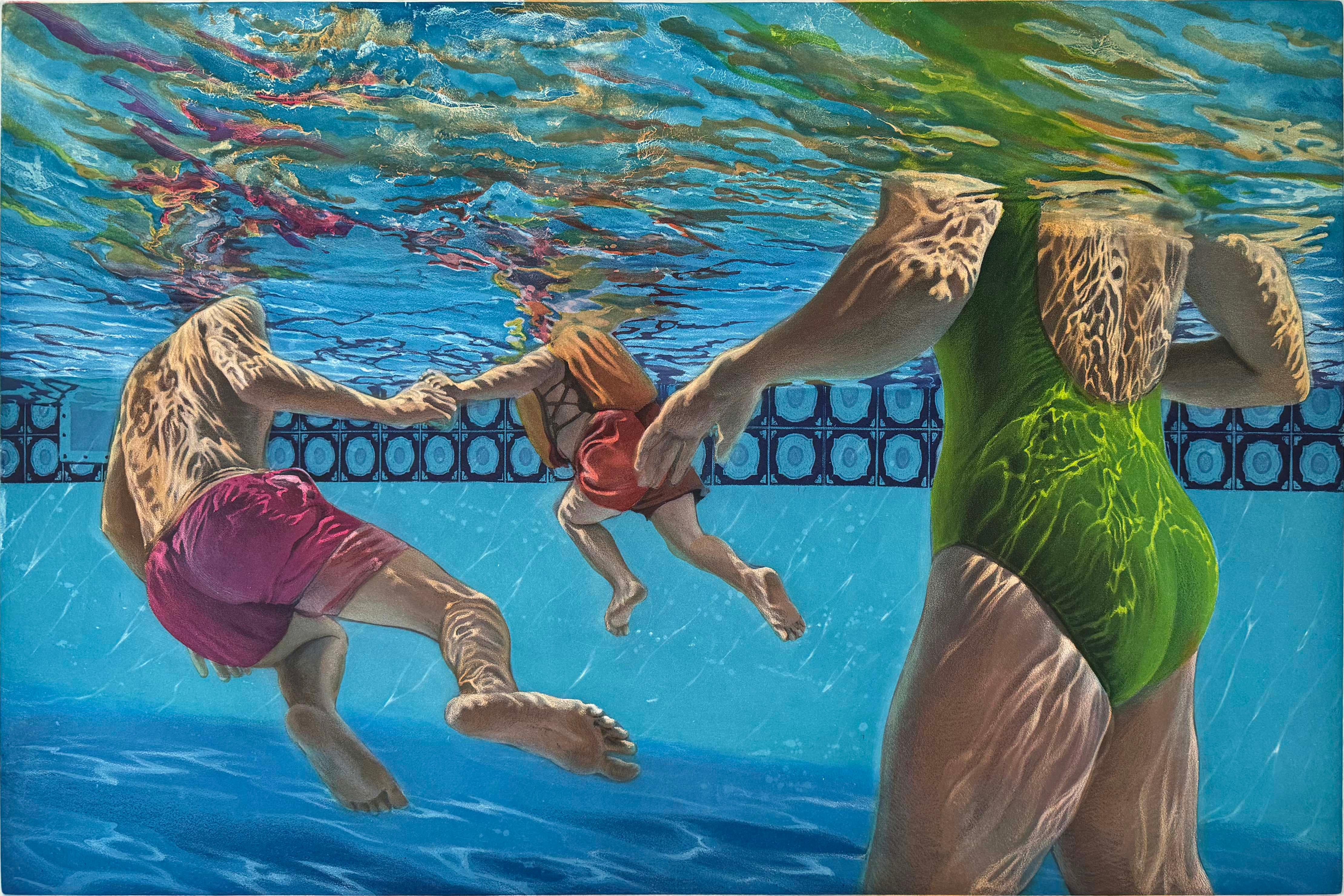 in Beneath the Surface: Dissolve, Werger cattura un momento fugace e coinvolgente di nuotatori sotto la superficie increspata di una piscina. Facendo eco agli iconici dipinti di piscine di David Hockney, Werger esplora la luminosa bellezza