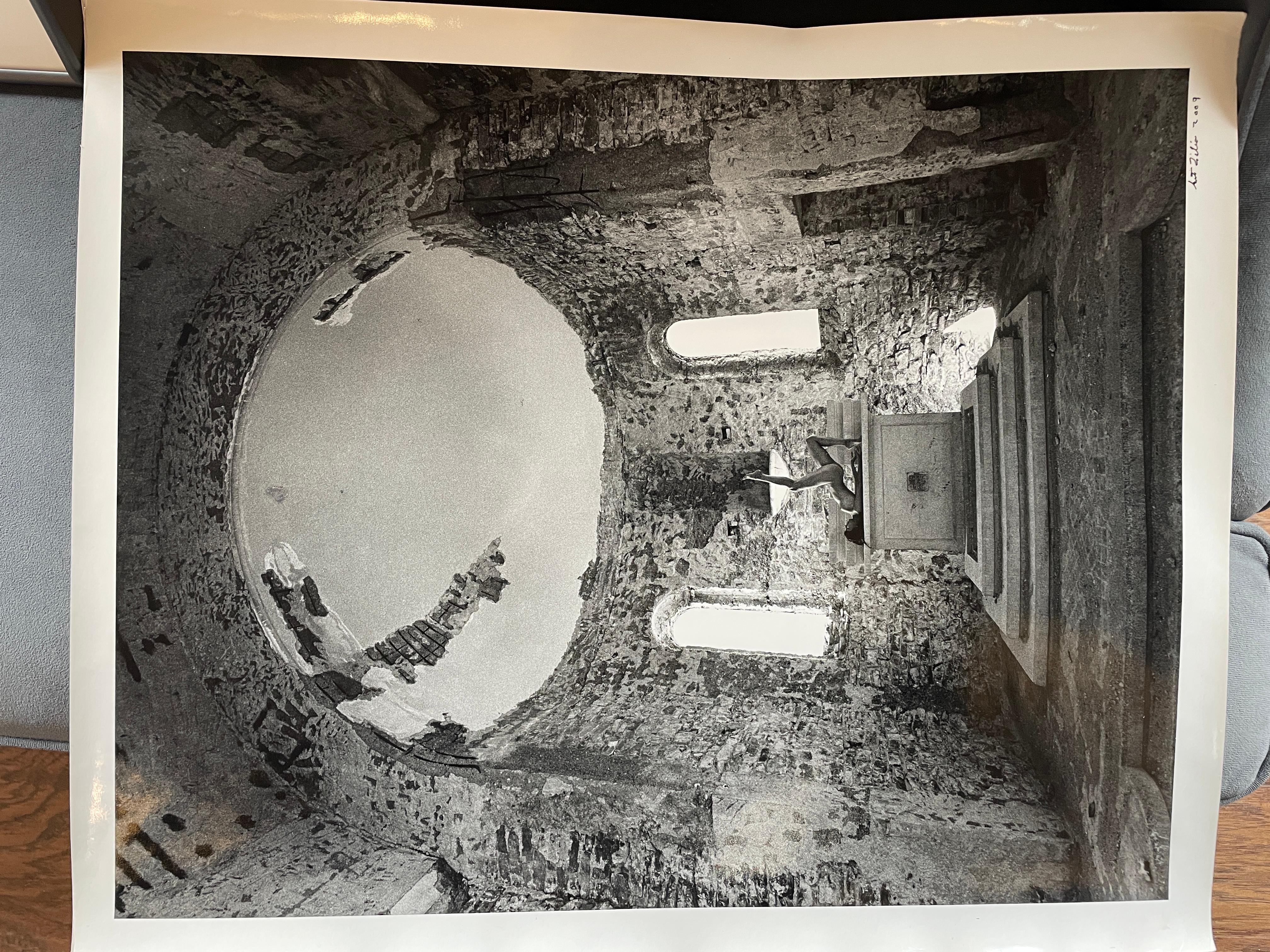 Bilanciamento del globo, Rhode, Grecia - Photograph di Art Zilio