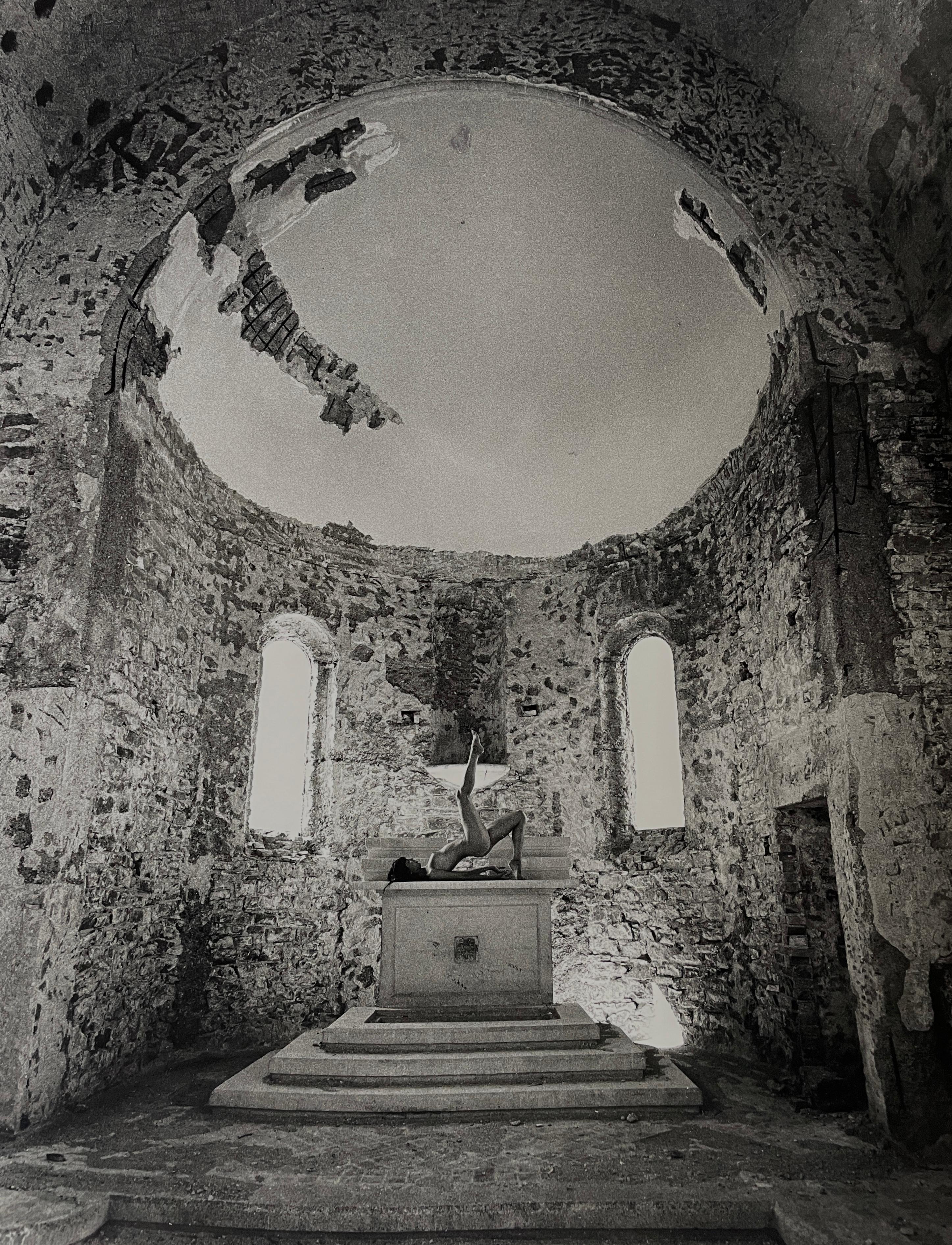 Nude Photograph di Art Zilio - Bilanciamento del globo, Rhode, Grecia