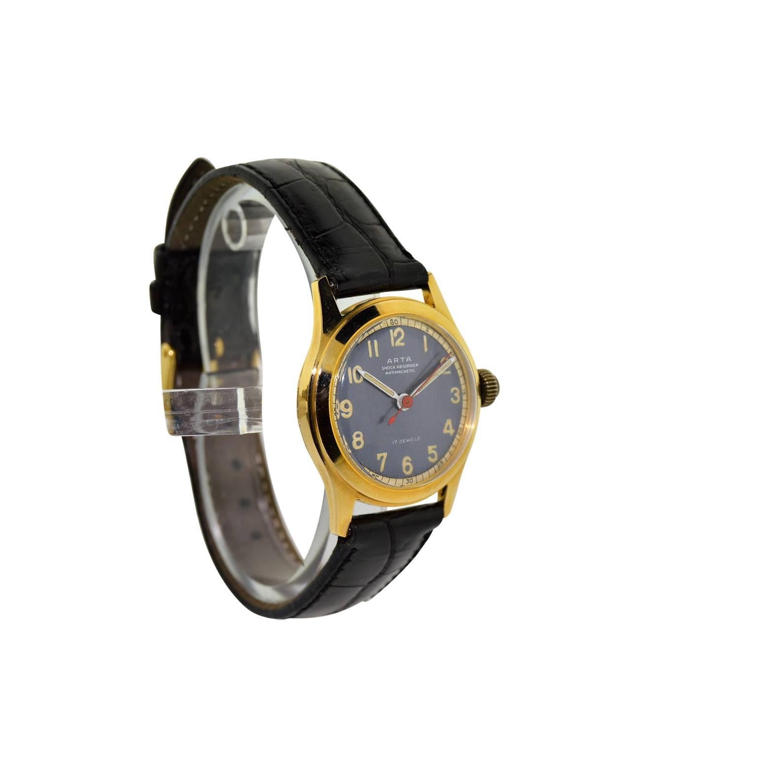 FABRIK / HAUS: Arta Watch Company
STIL / REFERENZ: Art Deco 
METALL / MATERIAL: 14kt. Gelbgold
CIRCA: 1950er Jahre
ABMESSUNGEN: Länge 35mm X Durchmesser 29mm
UHRWERK / KALIBER: Handaufzug / 17 Jewels 
ZIFFERBLATT / ZEIGER: Original blaue arabische