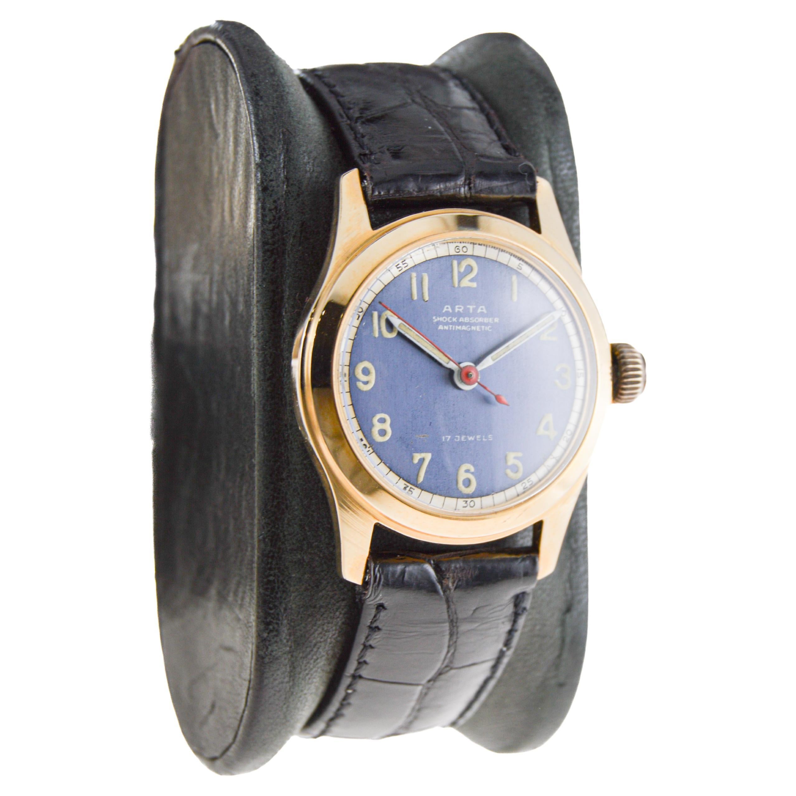 FACTORY / HOUSE: Arta Watch Company
STYLE / REFERENCE: Art Deco / Round
METAL / MATERIAL: 14kt. Yellow Gold
CIRCA: 1950's
DIMENSIONS: Length 35mm X Diameter 29mm
MOVEMENT / CALIBER: Manual Winding / 17 Jewels 
DIAL / HANDS: Original Blue Luminous