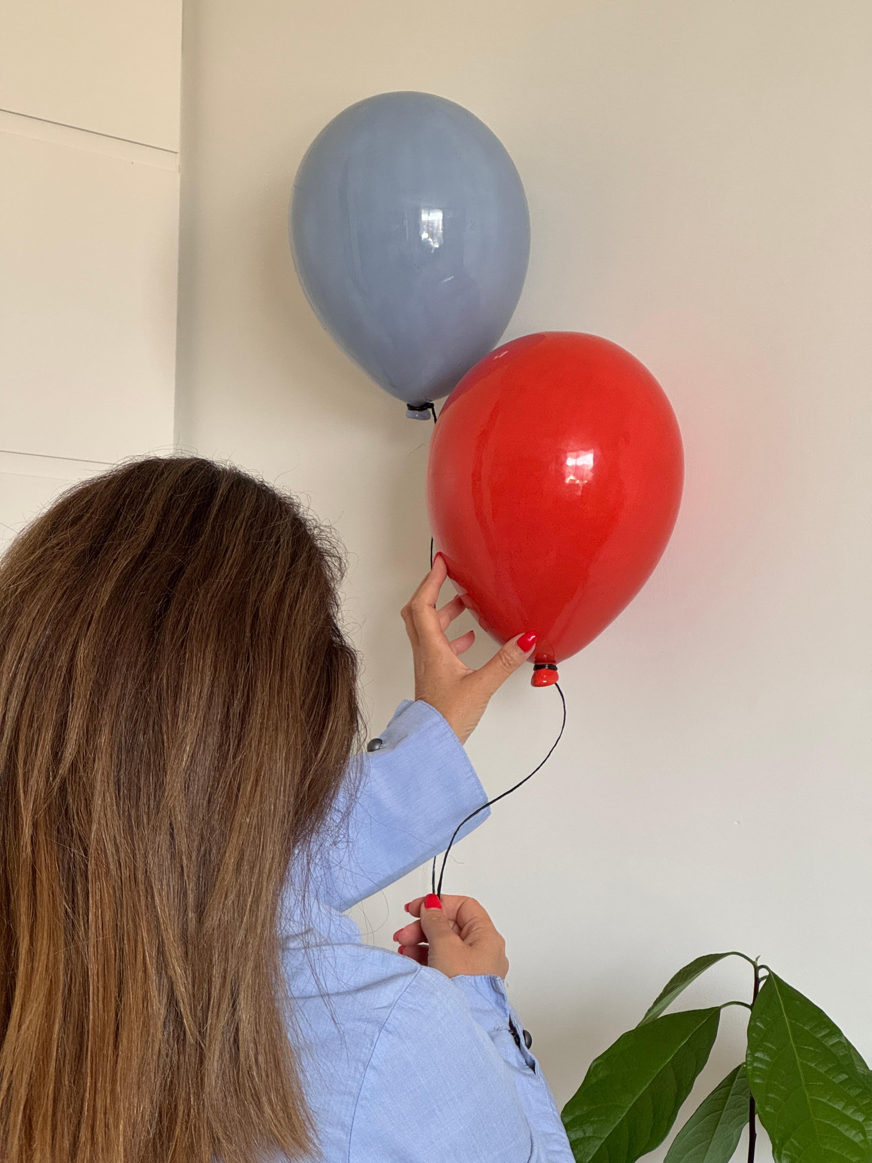 Scultura di palloncini in ceramica blu lucida fatta a mano per installazione a parete e a soffitto in vendita 5
