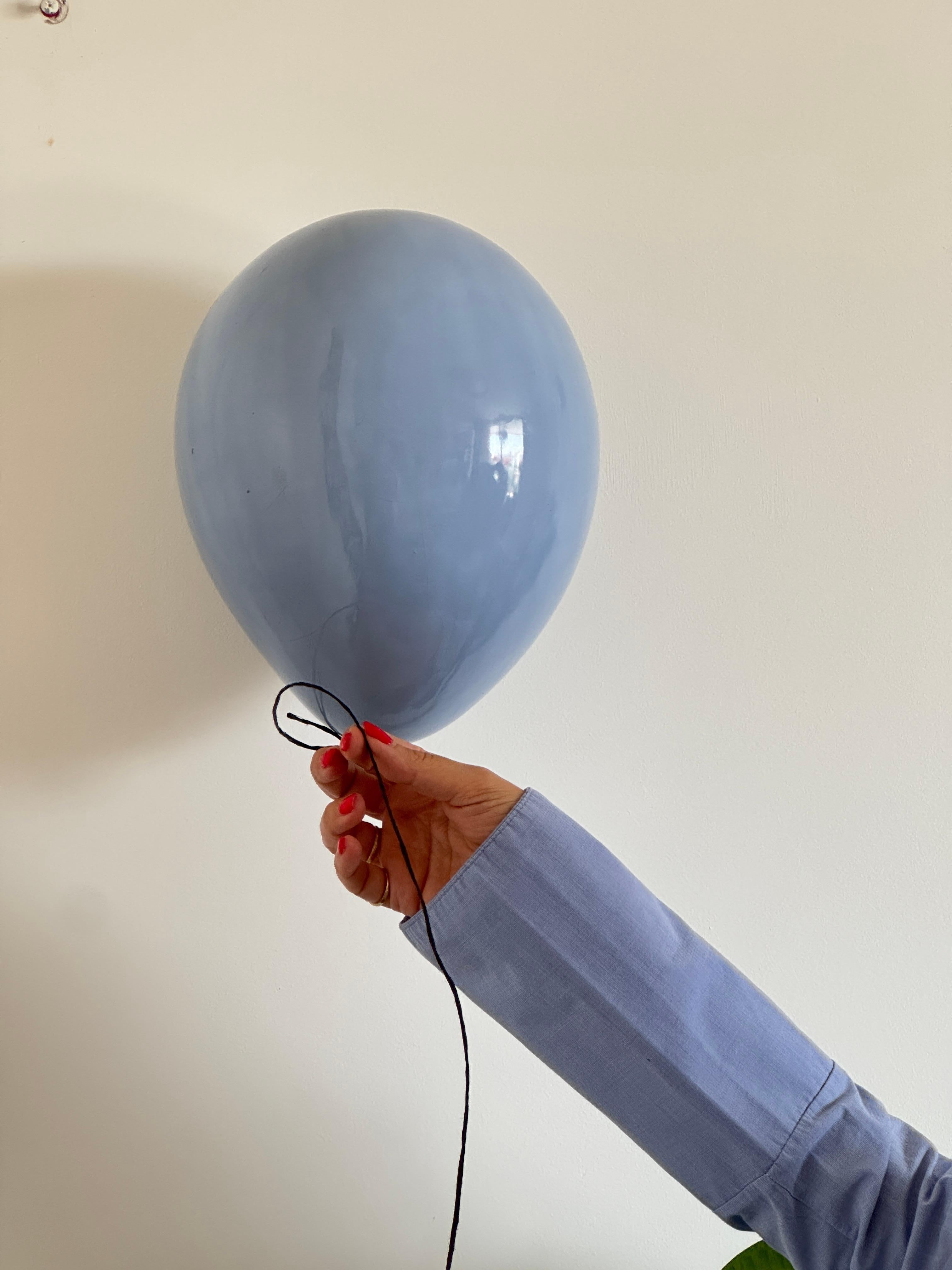 Scultura di palloncini in ceramica blu lucida fatta a mano per installazione a parete e a soffitto - Sculpture di ArtArsouf