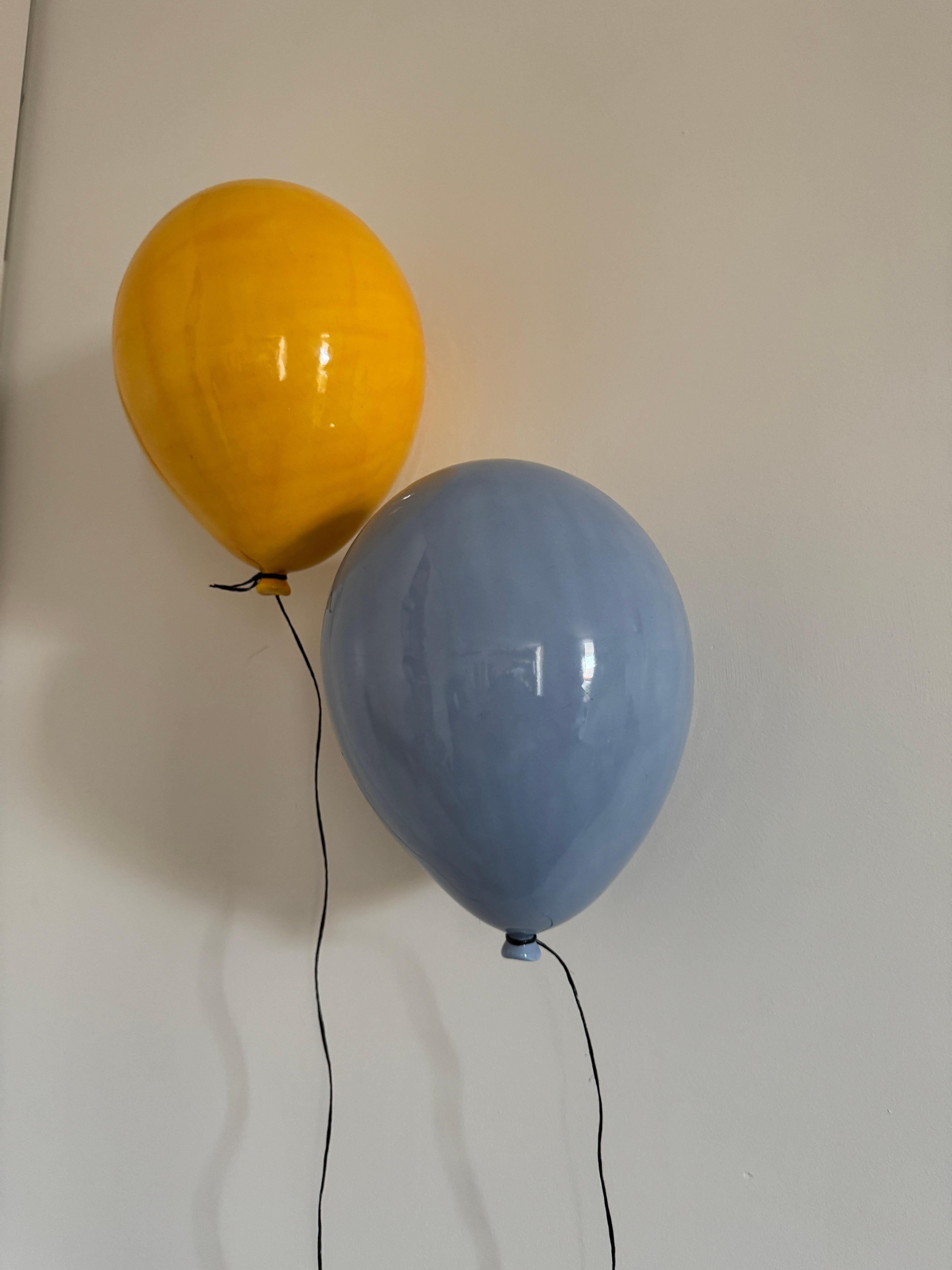 Scultura di palloncini in ceramica blu lucida fatta a mano per installazione a parete e a soffitto - Sculpture Contemporaneo di ArtArsouf