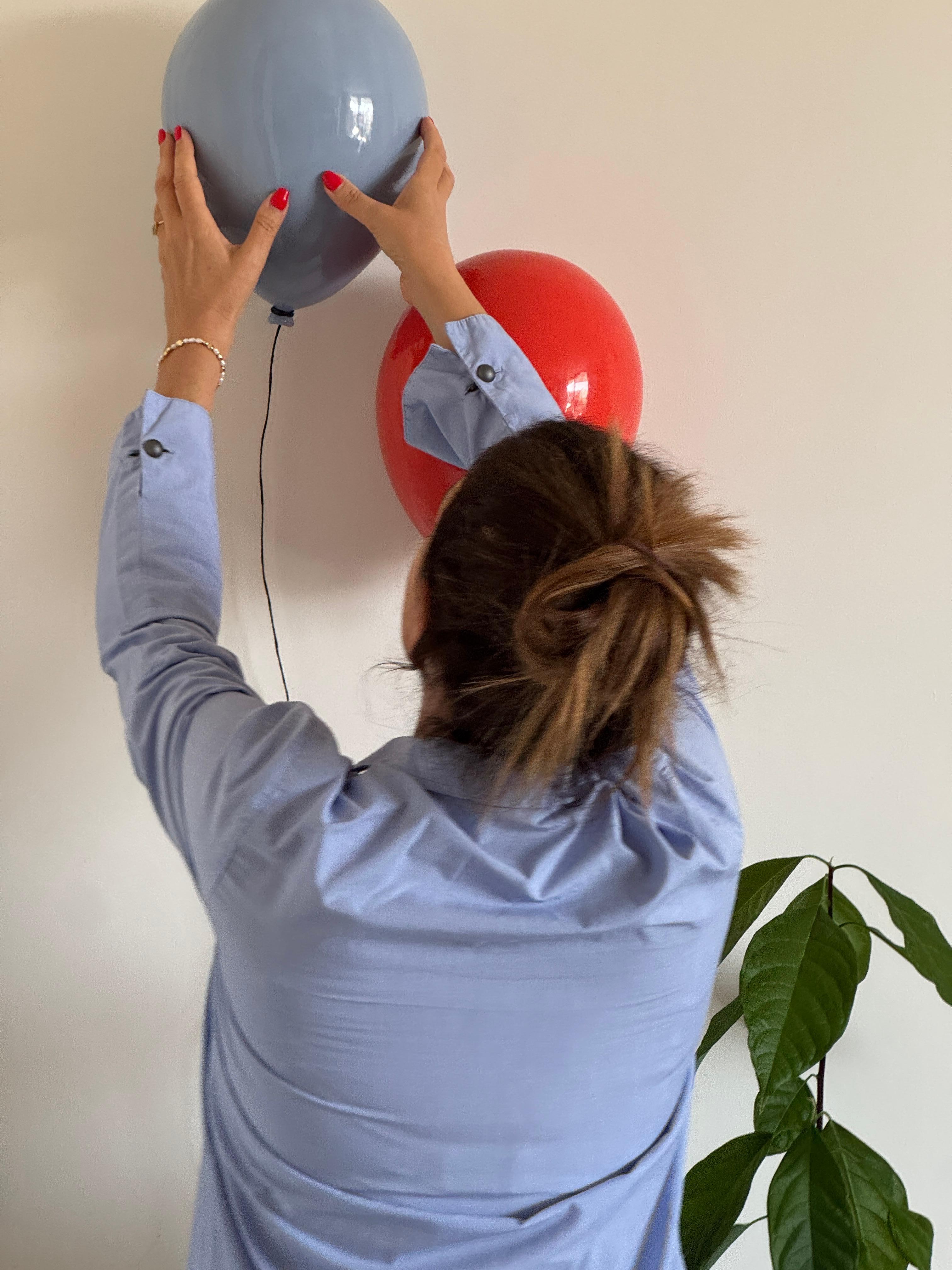 Scultura di palloncini in ceramica blu lucida fatta a mano per installazione a parete e a soffitto in vendita 1
