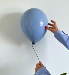 Scultura di palloncini in ceramica blu lucida fatta a mano per installazione a parete e a soffitto