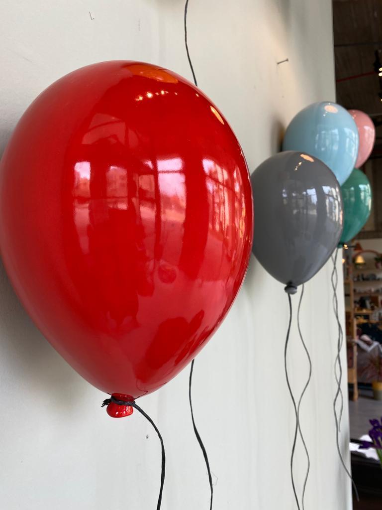 Sculpture de ballon en céramique rouge foncé et brillante faite à la main pour le mur et le plafond