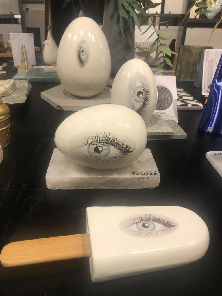 Sculpture de l'œuf en céramique 