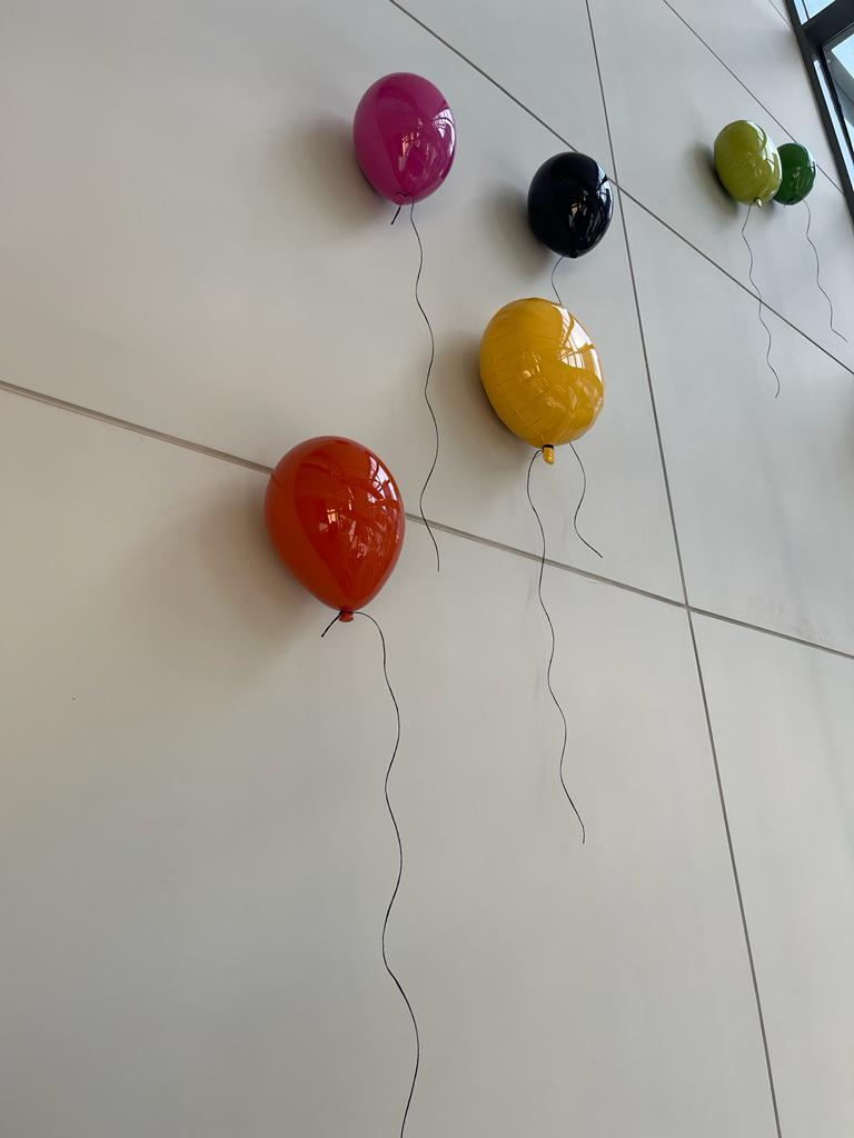 Escultura globo de cerámica brillante amarillo miel hecha a mano para pared, techo en venta 2