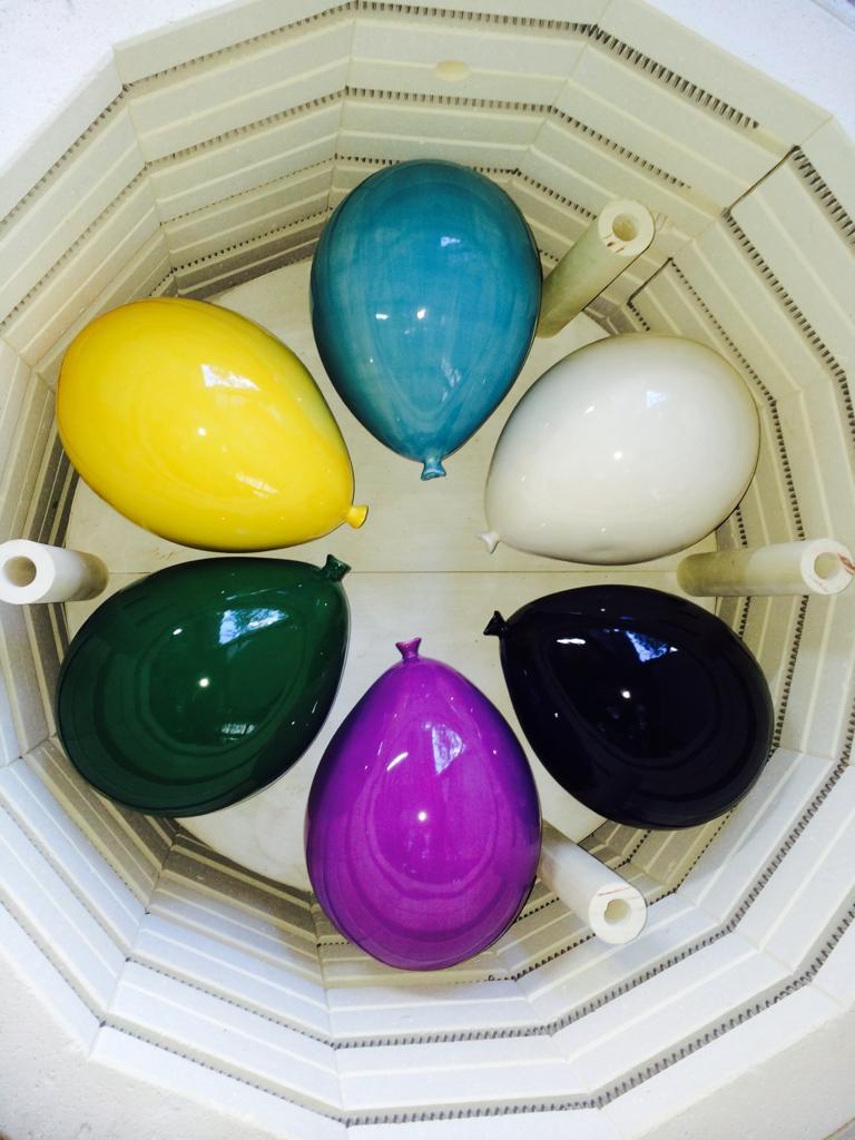 Escultura globo de cerámica brillante amarillo miel hecha a mano para pared, techo en venta 4