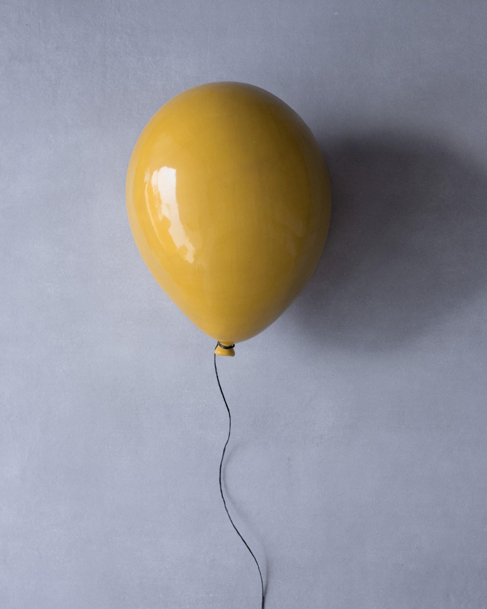 Scultura di palloncini in ceramica lucida giallo miele fatta a mano per parete, soffitto