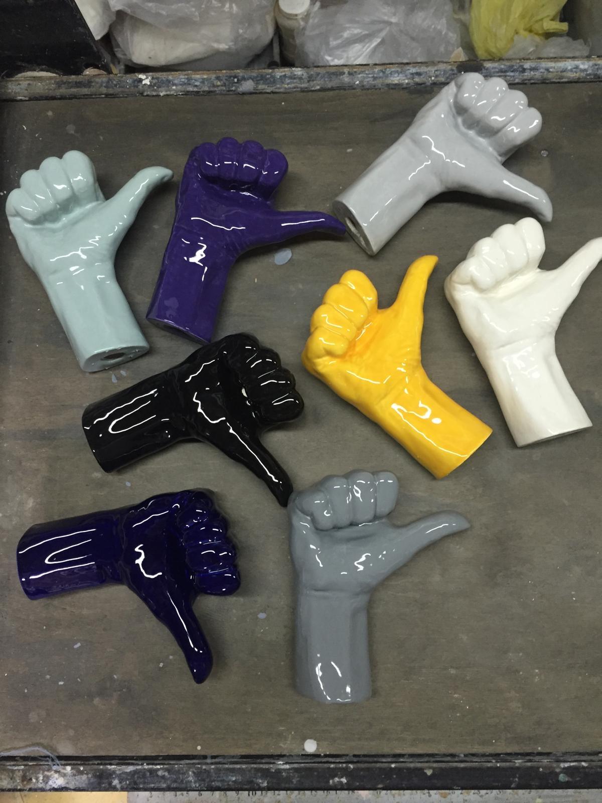 Die graue, glänzende Keramikskulptur Thumbs Up ist ein Kunstsammlerstück. Seine lebendige, glänzende Farbe unterstreicht eine anspruchsvolle und fröhliche Raumumgebung.

Harmonie und Grandeur charakterisieren die Arbeit von Art Arsouf Clay