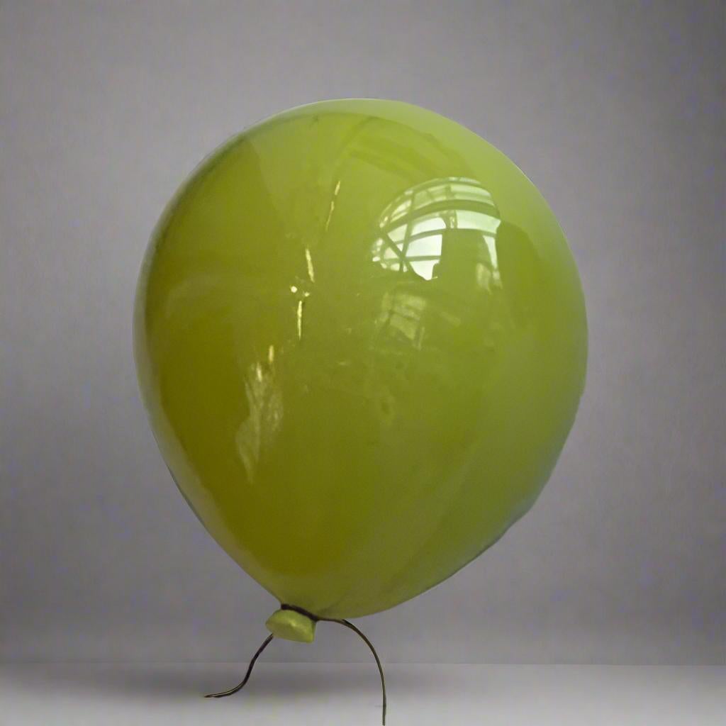 ArtArsouf Abstract Sculpture – Lime Green glänzend Keramik Ballon Skulptur handgefertigt für Wand, Decke