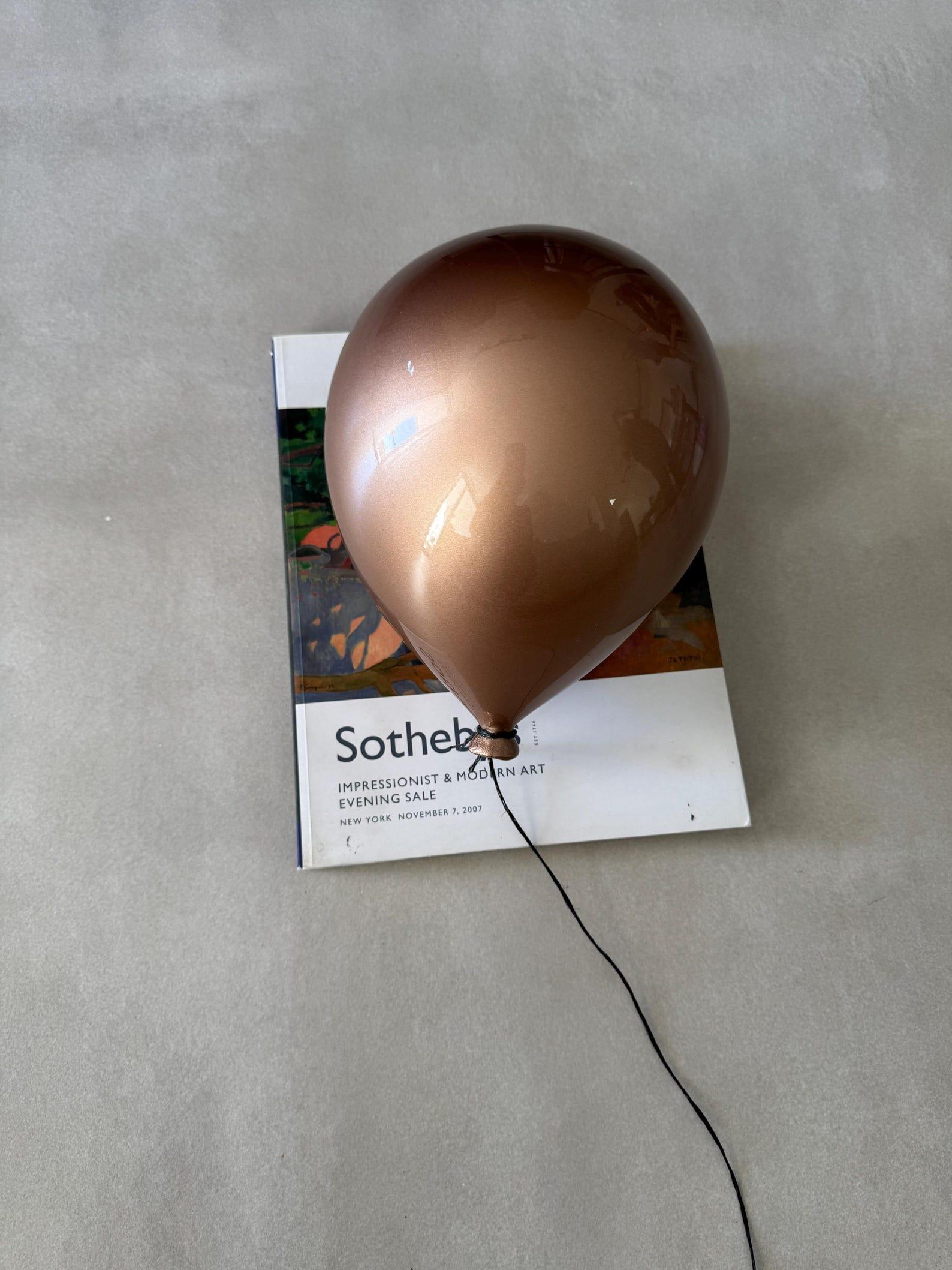 ArtArsouf Sculpture contemporaine en forme de ballon en céramique brillante, faite à la main. Les sculptures de ballons peuvent être facilement installées individuellement, comme un seul ballon, ou dans différentes combinaisons, créant ainsi une