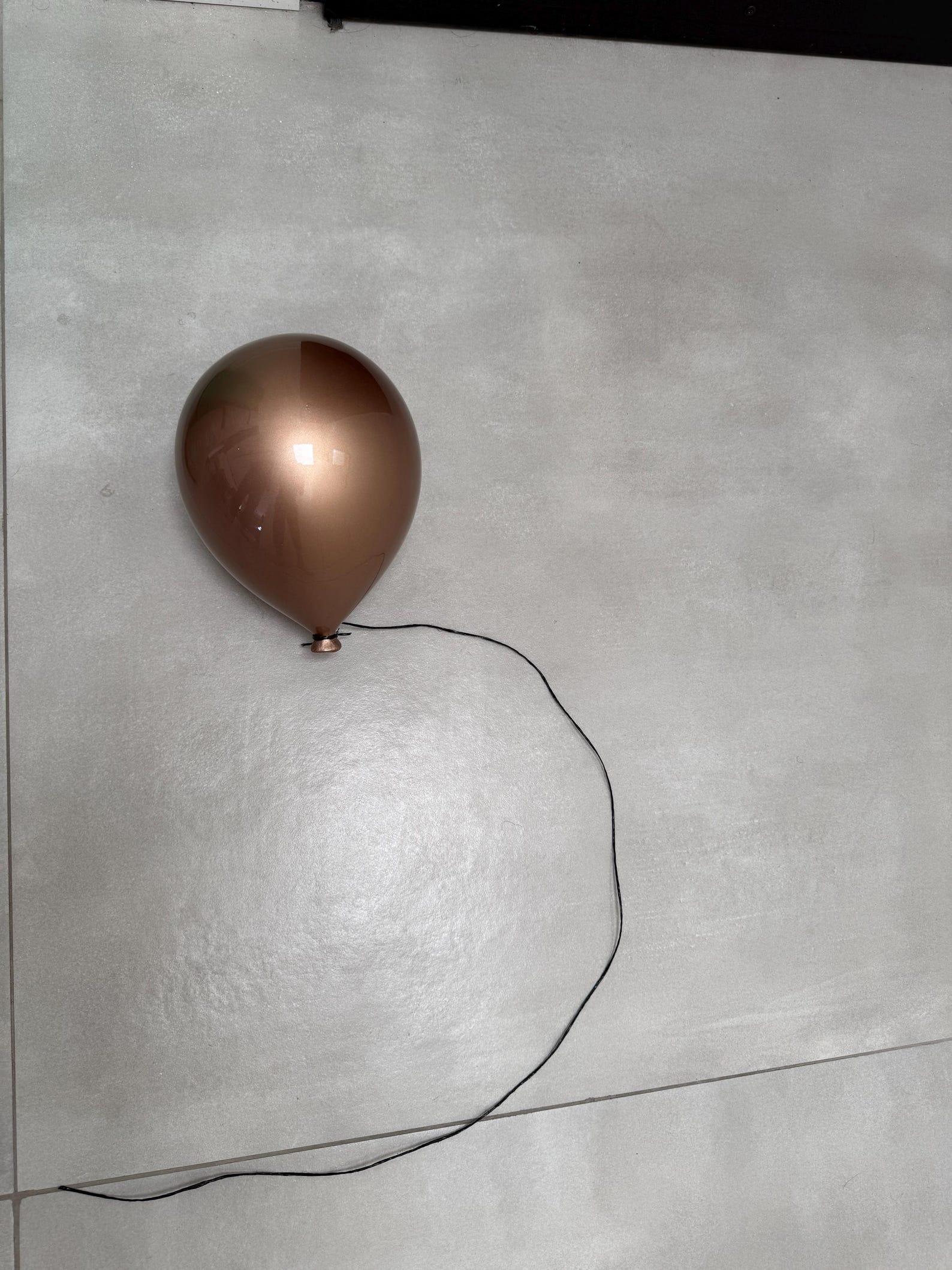 Sculpture de ballon en céramique beige métallisé faite à la main pour installation au mur ou au plafond en vente 1