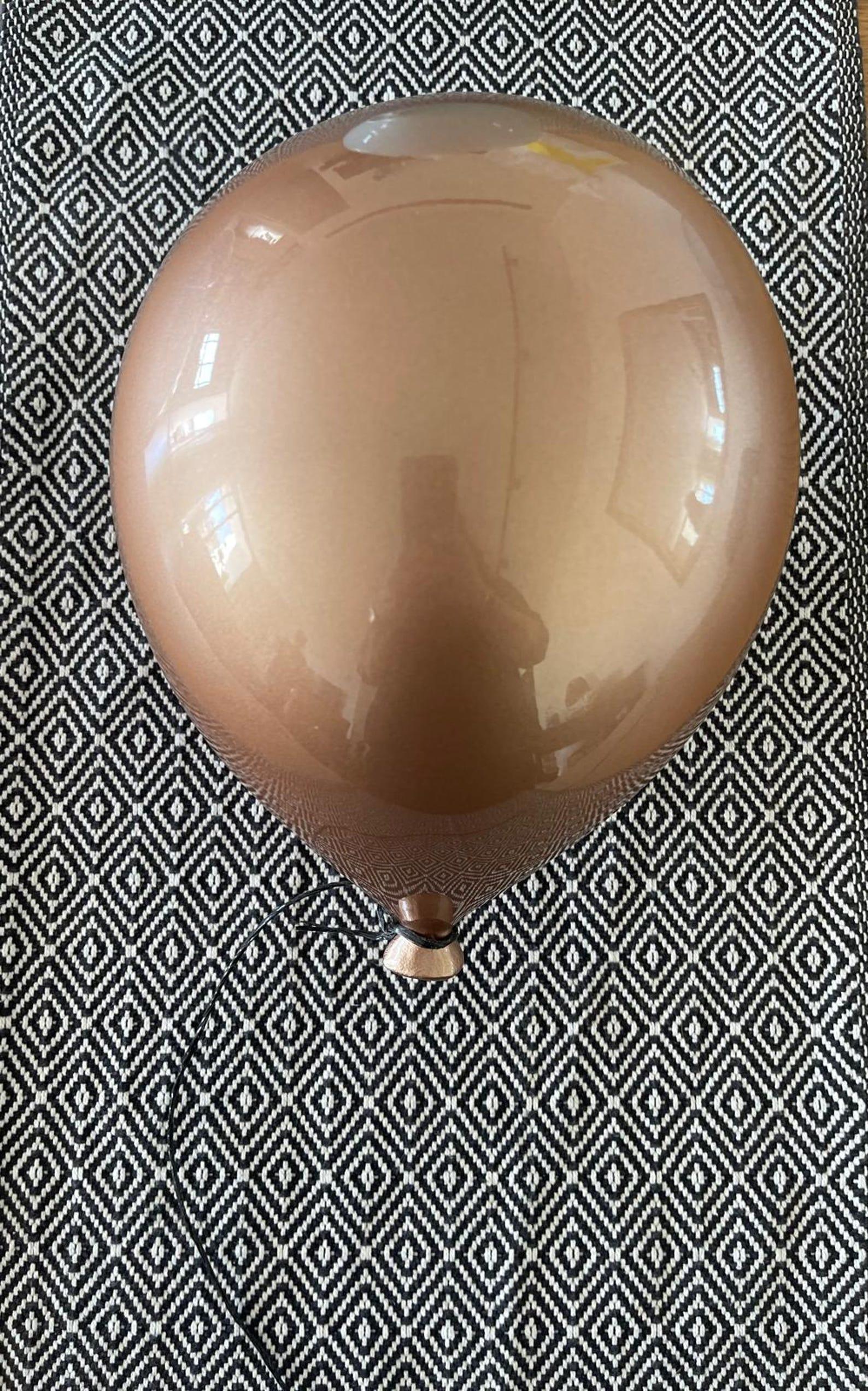 Sculpture de ballon en céramique beige métallisé faite à la main pour installation au mur ou au plafond en vente 2