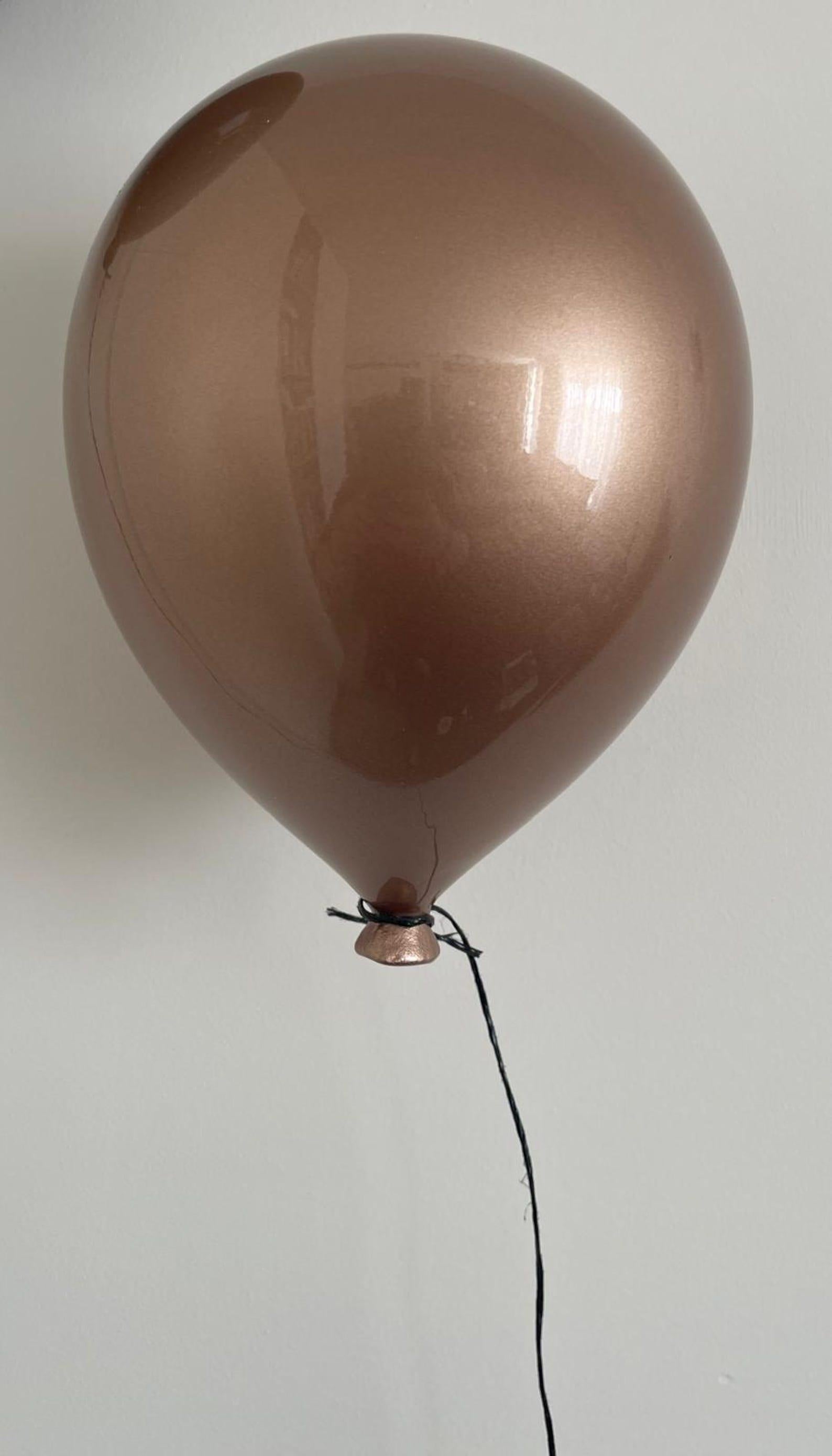 Sculpture de ballon en céramique beige métallisé faite à la main pour installation au mur ou au plafond en vente 3