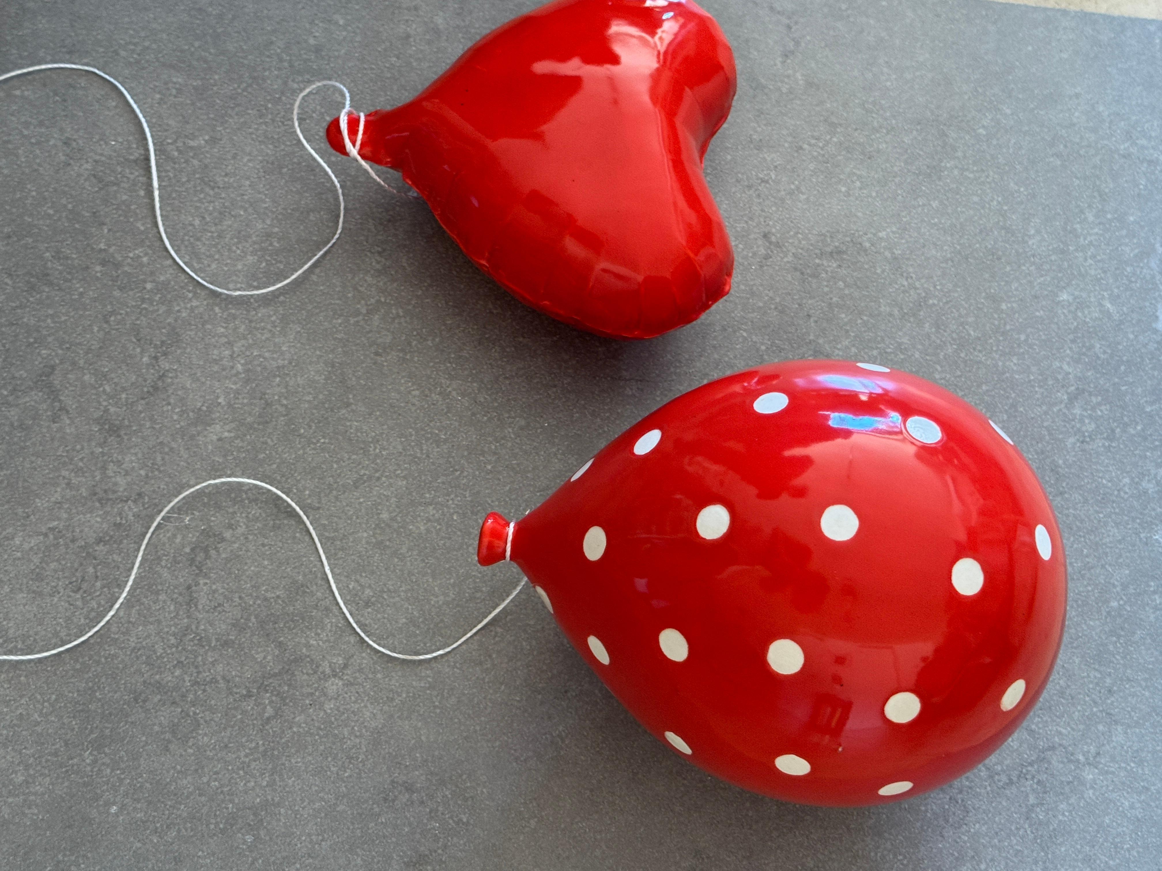 Scultura di palloncini in ceramica lucida Red Dot Dot fatta a mano per parete o soffitto  Grande - Sculpture Contemporaneo di ArtArsouf
