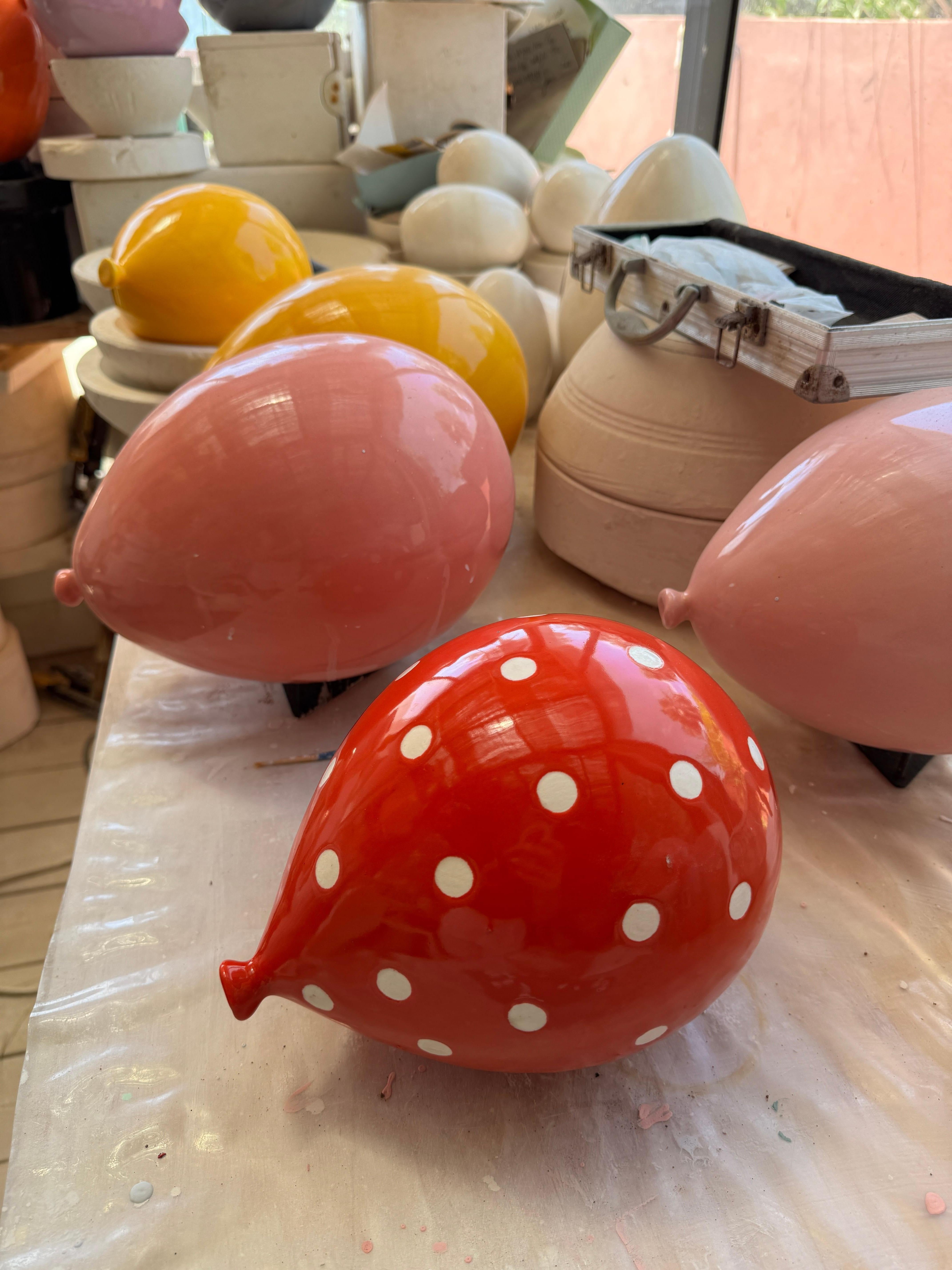 Scultura di palloncini in ceramica lucida Red Dot Dot fatta a mano per parete o soffitto  Grande - Figurative Sculpture Marrone di ArtArsouf