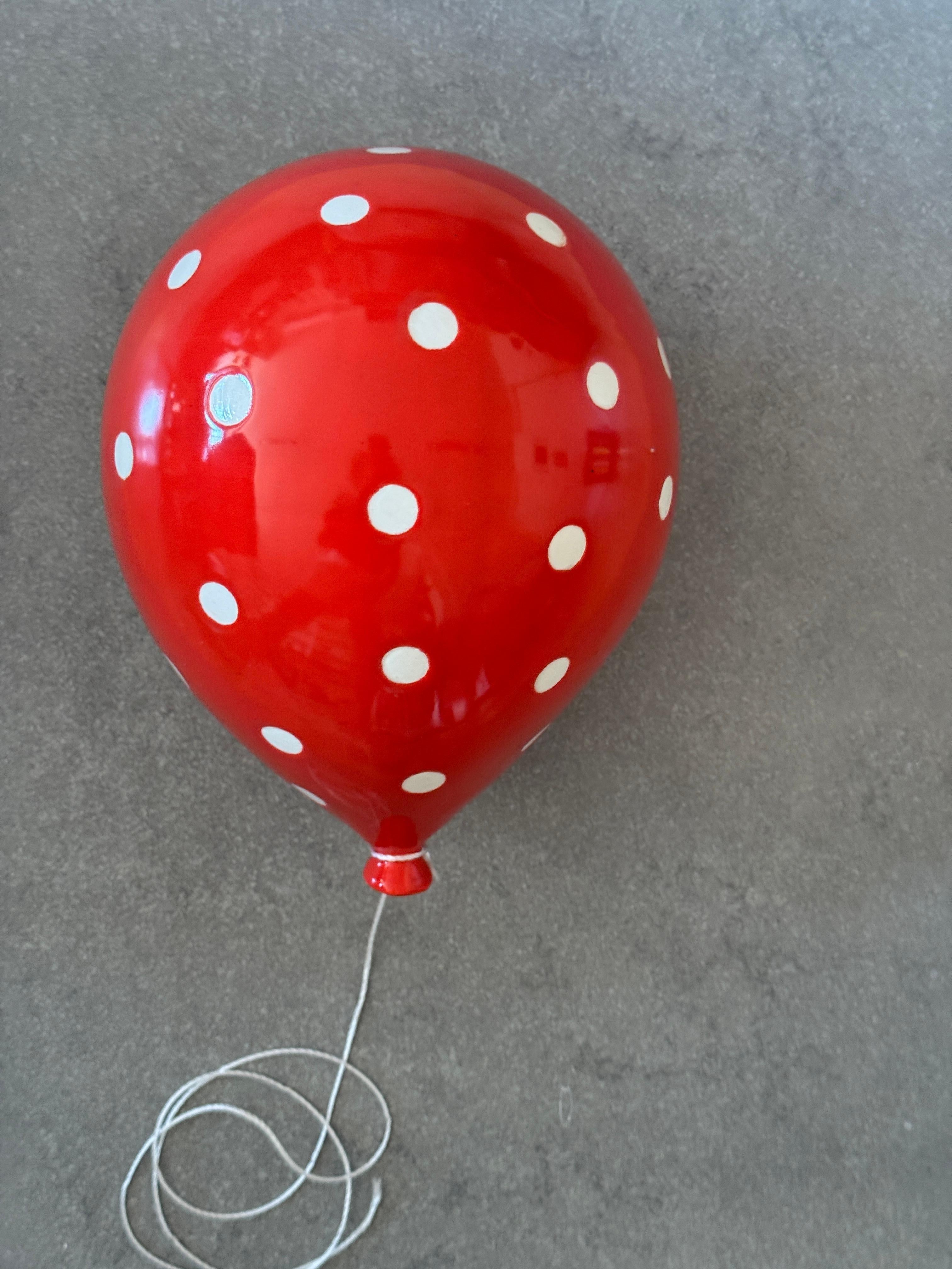 ArtArsouf Scultura di palloncini in ceramica lucida contemporanea fatta a mano. Le sculture di palloncini possono essere facilmente installate singolarmente come un unico palloncino o in diverse combinazioni, creando un'installazione unica per ogni