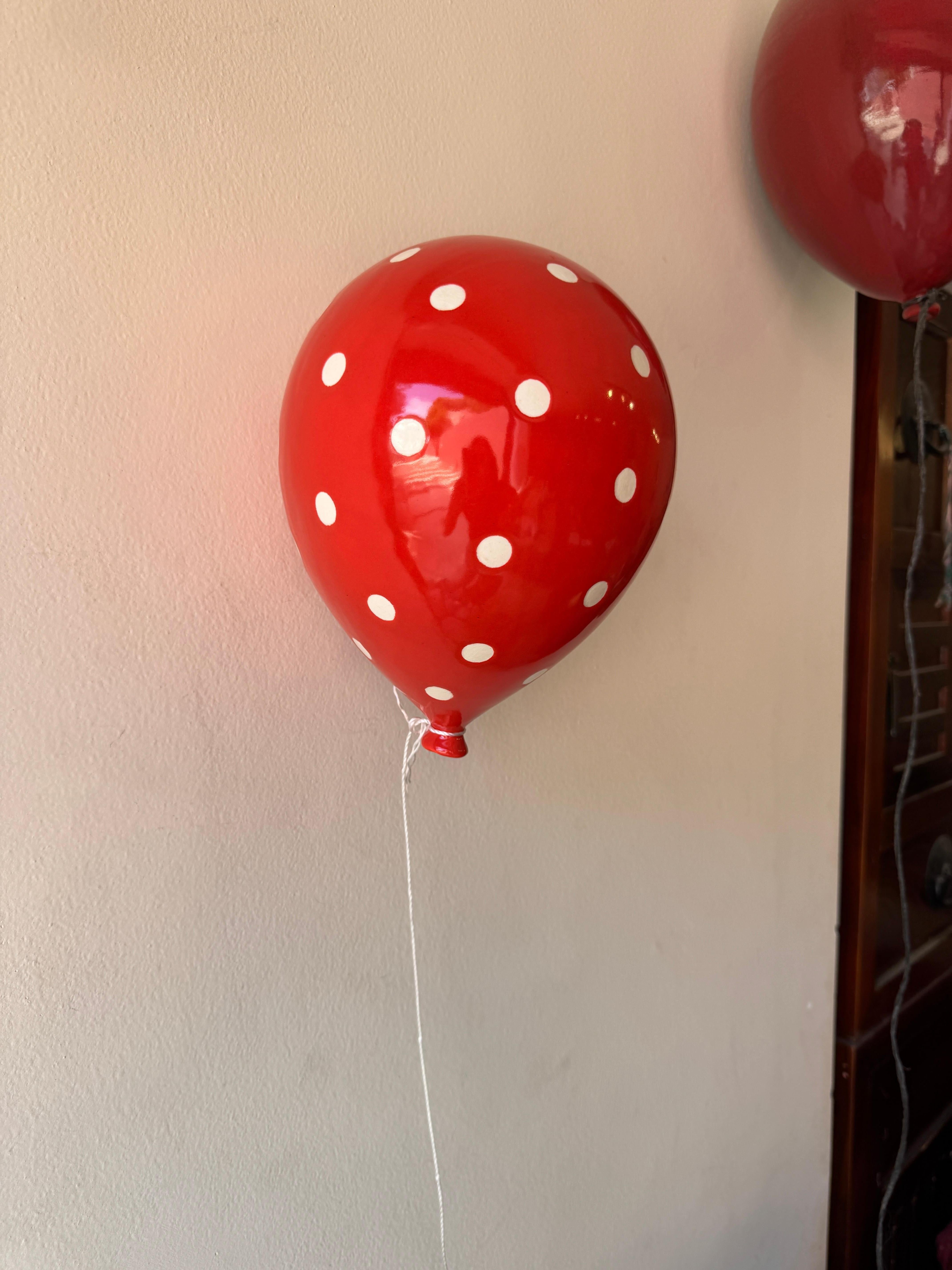 Scultura di palloncini in ceramica lucida Red Dot Dot fatta a mano per parete o soffitto  Grande in vendita 1