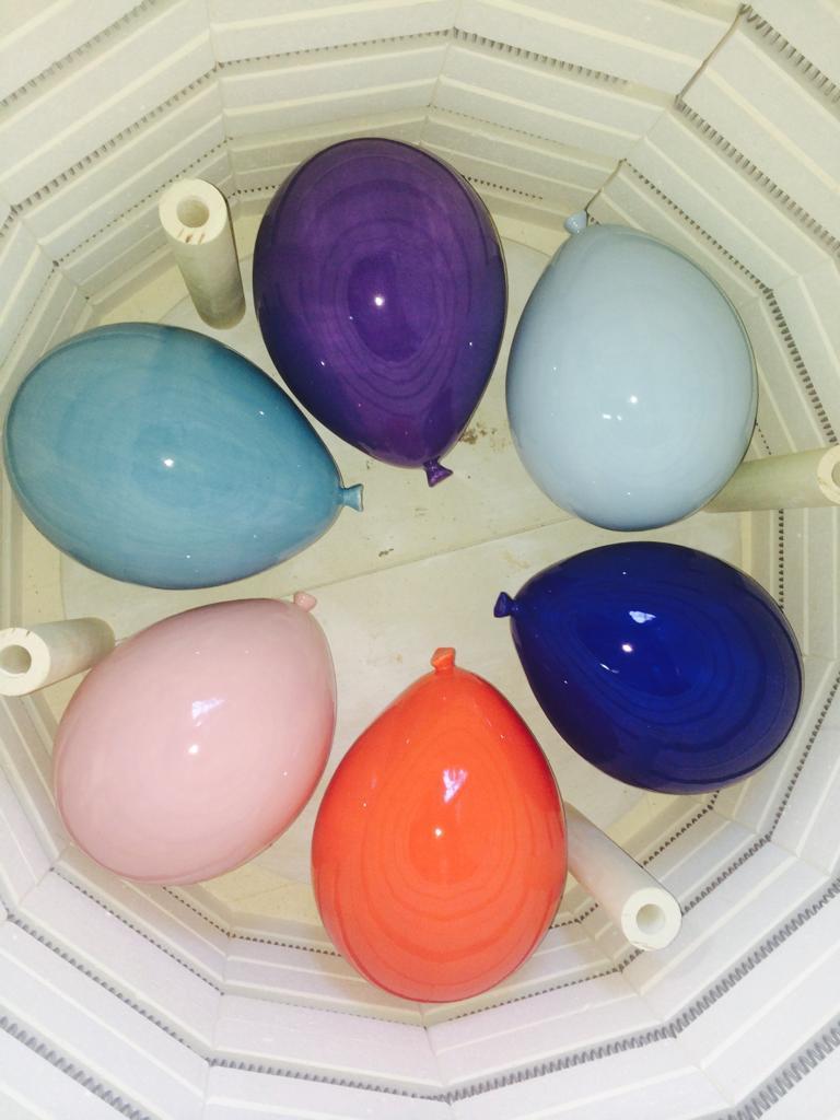 Escultura globo de cerámica rosa brillante hecha a mano para instalación en pared, techo en venta 3
