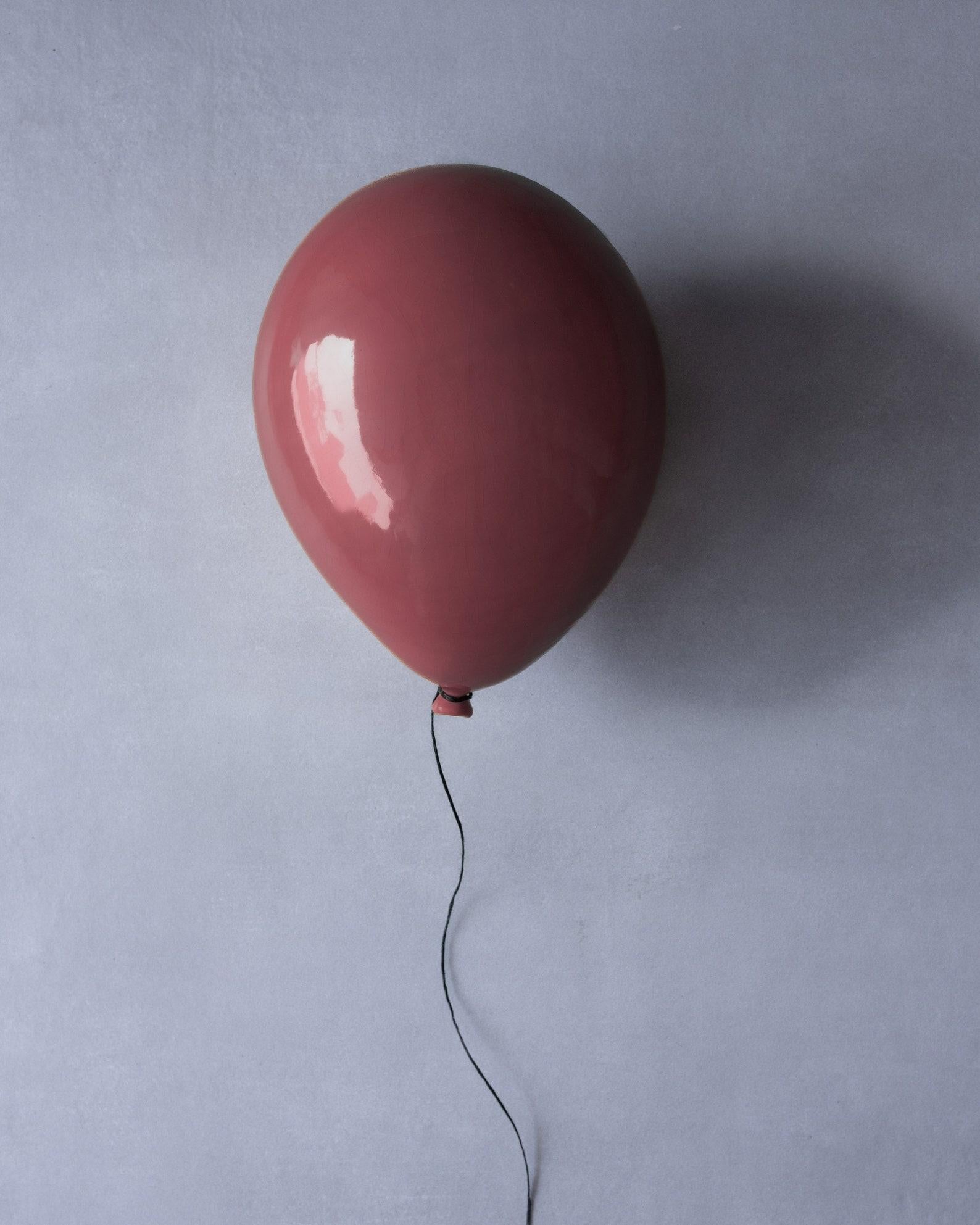 Scultura di palloncini in ceramica lucida Rosey realizzata a mano per installazione a parete e a soffitto