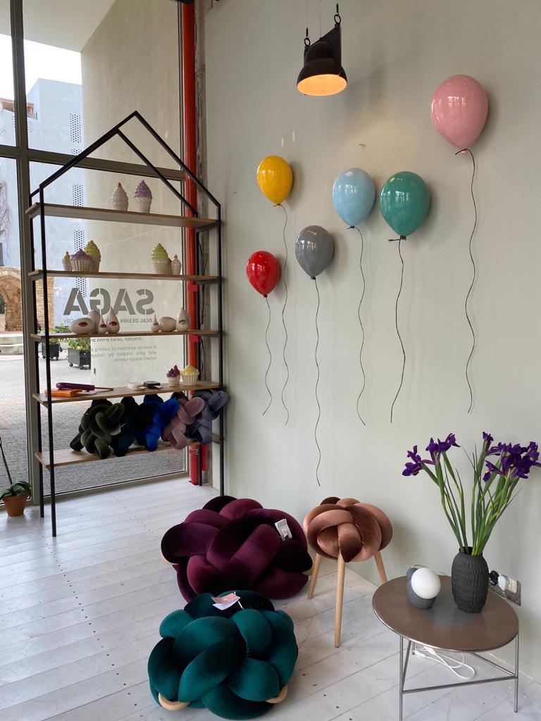weiche rosa glänzende Keramik Ballon Skulptur handgefertigt für Wand. (Grau), Abstract Sculpture, von ArtArsouf