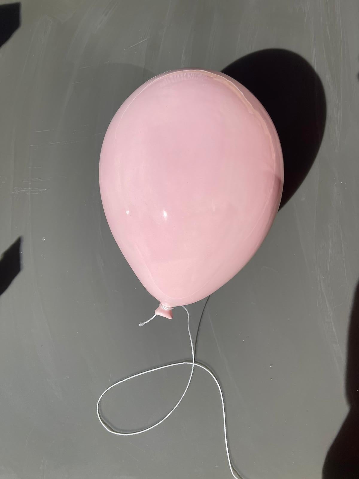 Diese glänzende Ballonskulptur aus Keramik ist ein Ballon fürs Leben und ein Sammlerstück. Seine lebendige, glänzende Farbe unterstreicht eine anspruchsvolle und fröhliche Raumumgebung.
Die handgefertigten Ballonskulpturen aus glänzender,
