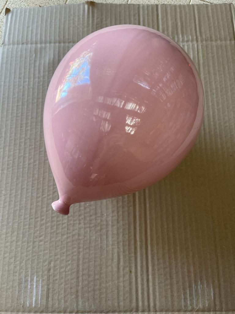 weiche rosa glänzende Keramik Ballon Skulptur handgefertigt für Wand. im Angebot 2