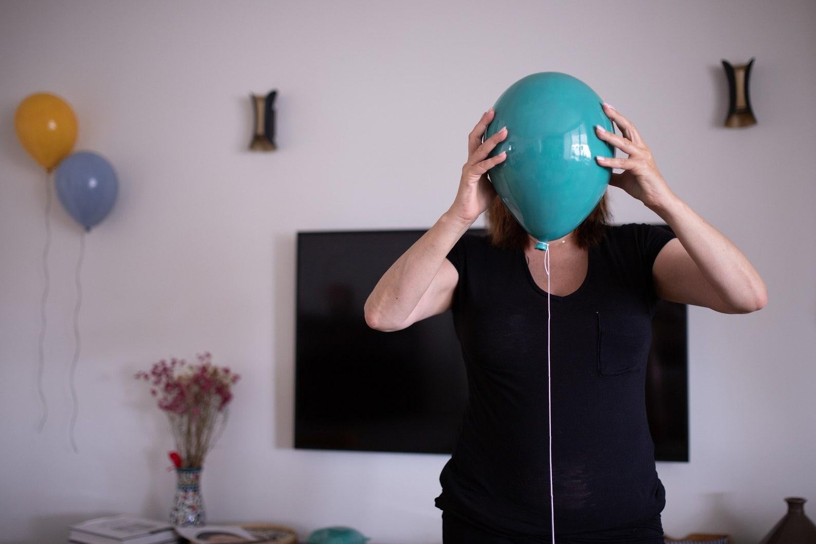 ArtArsouf Escultura globo de cerámica brillante contemporánea hecha a mano. Las esculturas de globos pueden instalarse fácilmente de forma individual como un globo o en diferentes combinaciones, creando una instalación única para cada espacio y