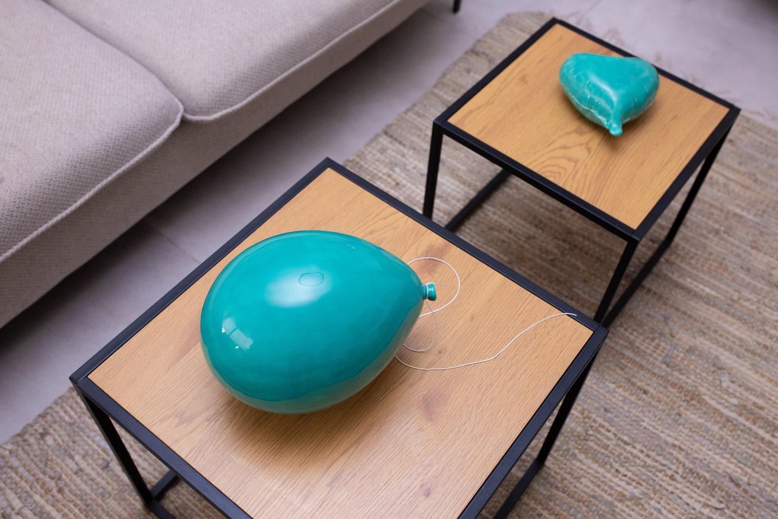 Escultura globo de cerámica brillante turquesa hecha a mano para pared, techo en venta 1
