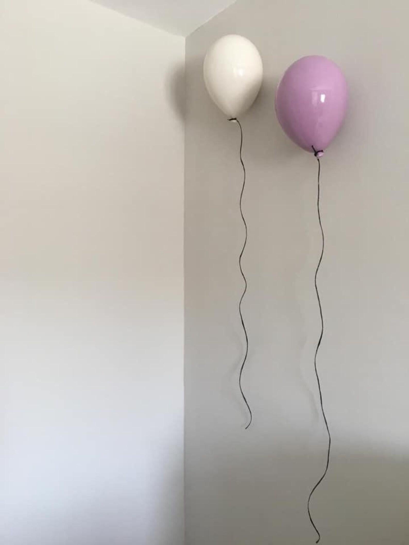 Scultura di palloncini in ceramica lucida bianca fatta a mano per installazione a parete e a soffitto - Sculpture di ArtArsouf